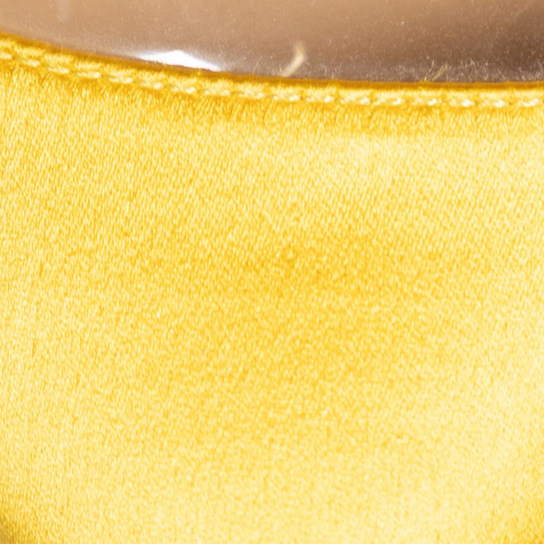 Charlotte Olympia Pumps aus gelbem Satin und PVC Größe IT 35.5 im Angebot 1