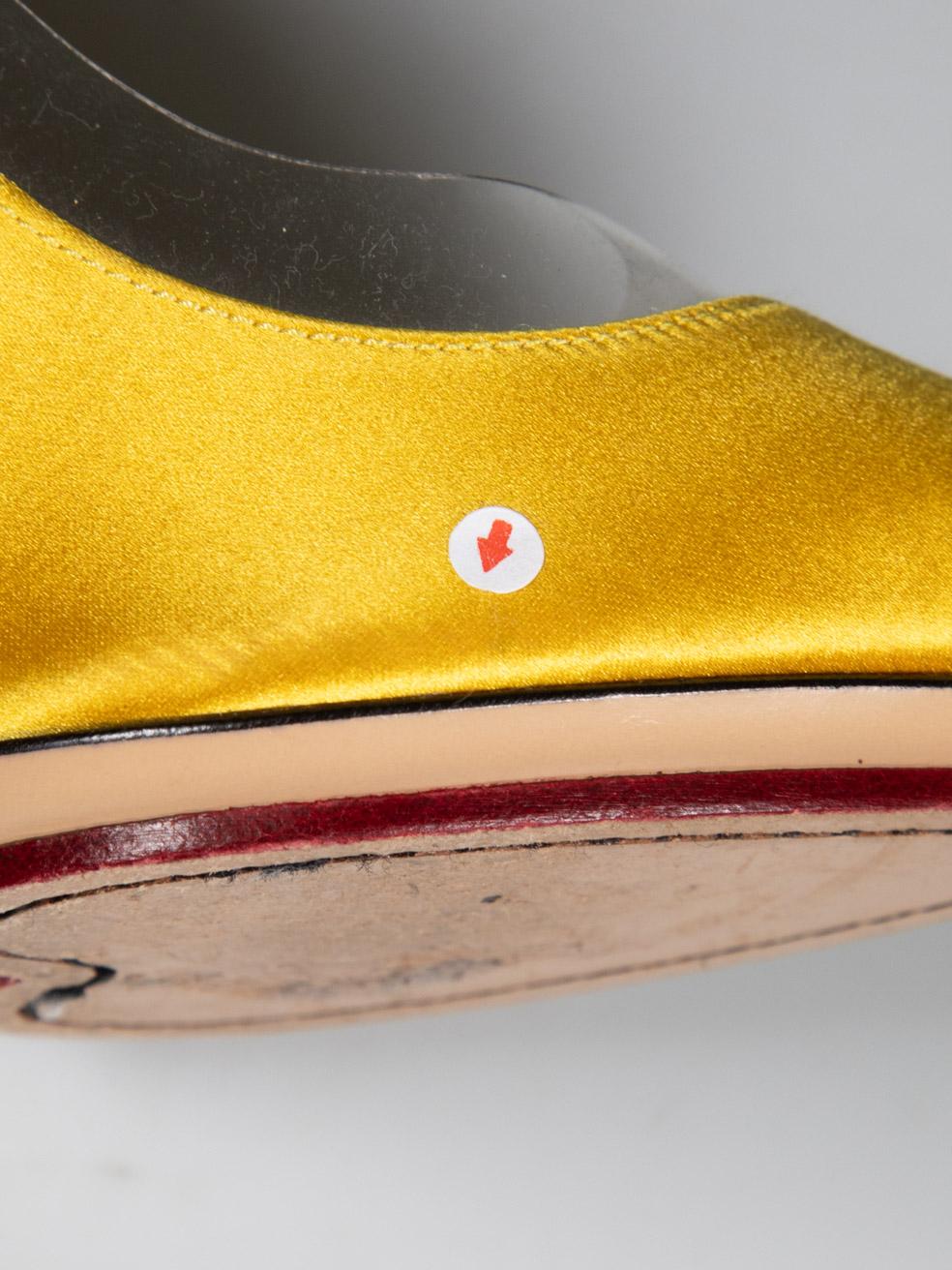 Charlotte Olympia Pumps aus gelbem Satin und PVC Größe IT 35.5 im Angebot 2