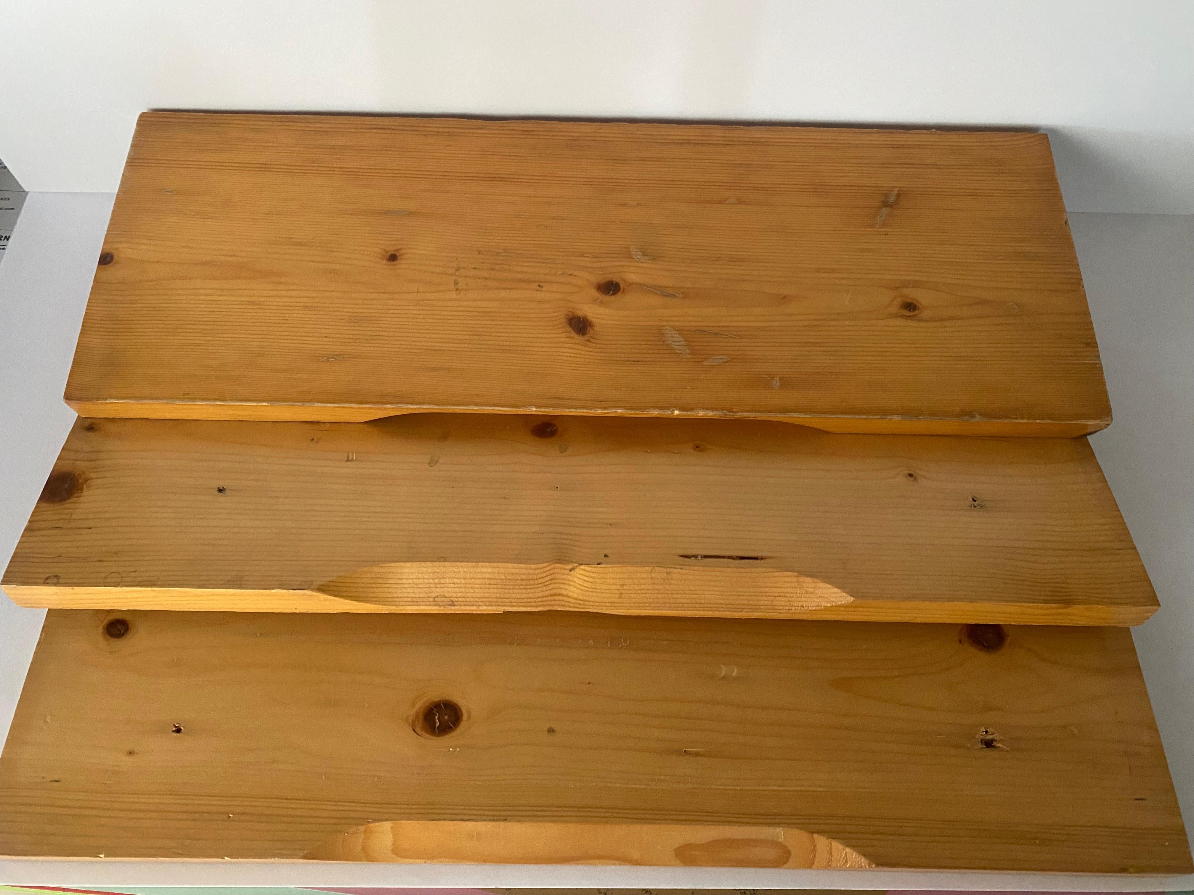 Charlotte Perriand  3 wall shelves for the resort of Les Arcs in vendita 1