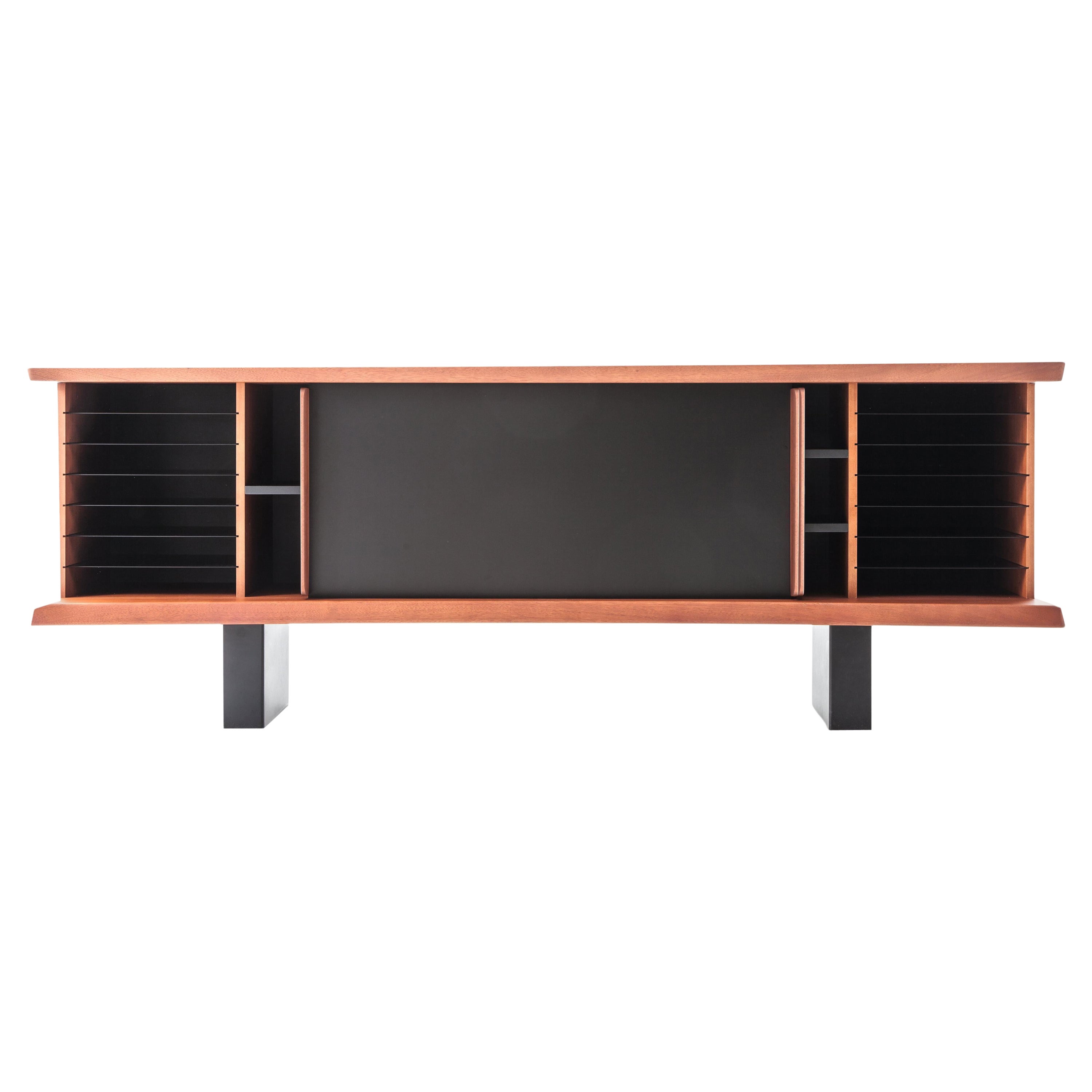 El mueble de almacenaje Charlotte Perriand 513 Riflesso, reeditado por Cassina, es una auténtica obra de arte que refleja el impecable gusto y sentido del estilo de la diseñadora. Diseñada originalmente en 1939, esta pieza se ha reeditado desde 2014