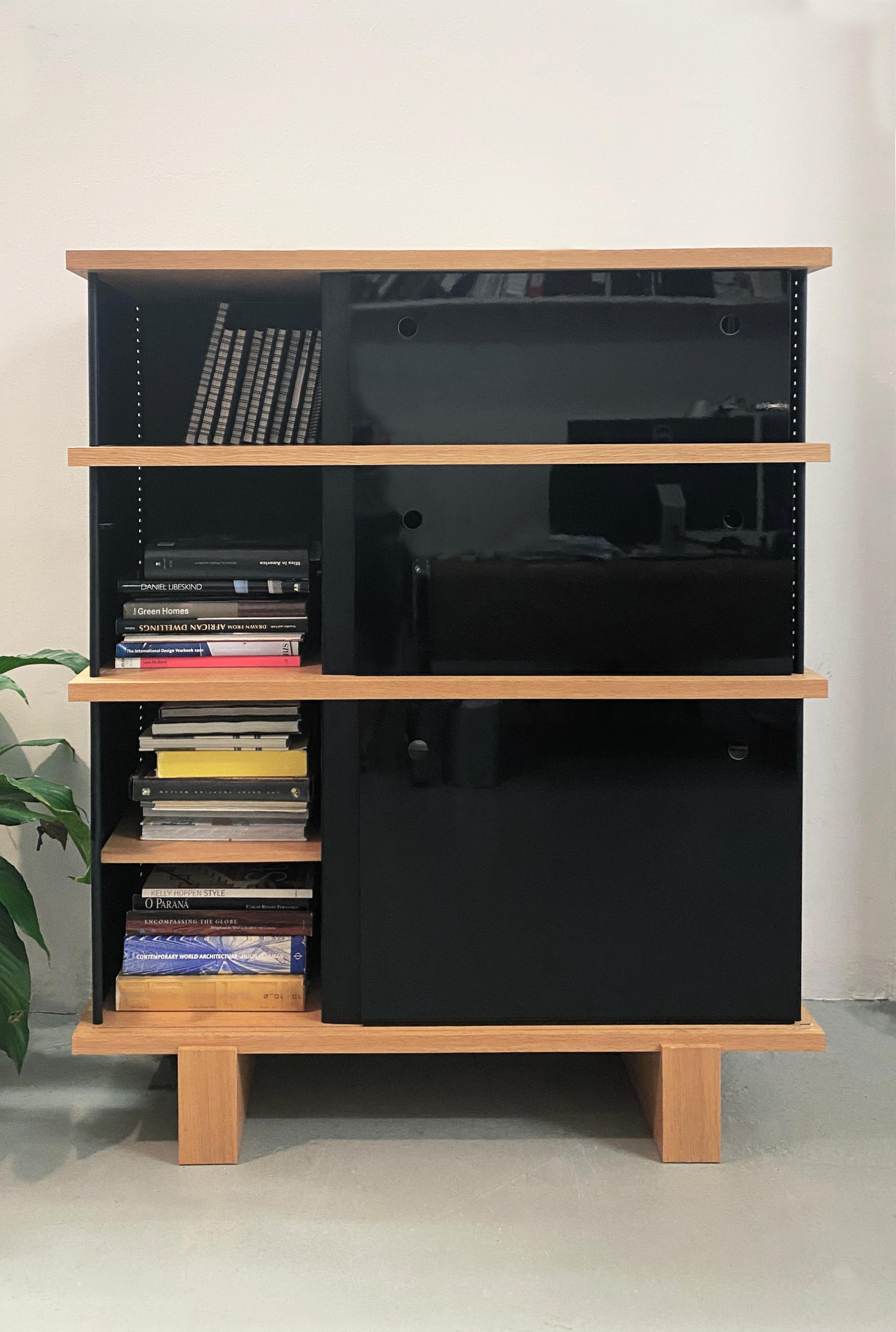 526 Nuage A0 bookcases, originally designed by Charlotte Perriand in 1956.

Natural oak, black anodized aluminum
Manufactured by Cassina.
 
 
  