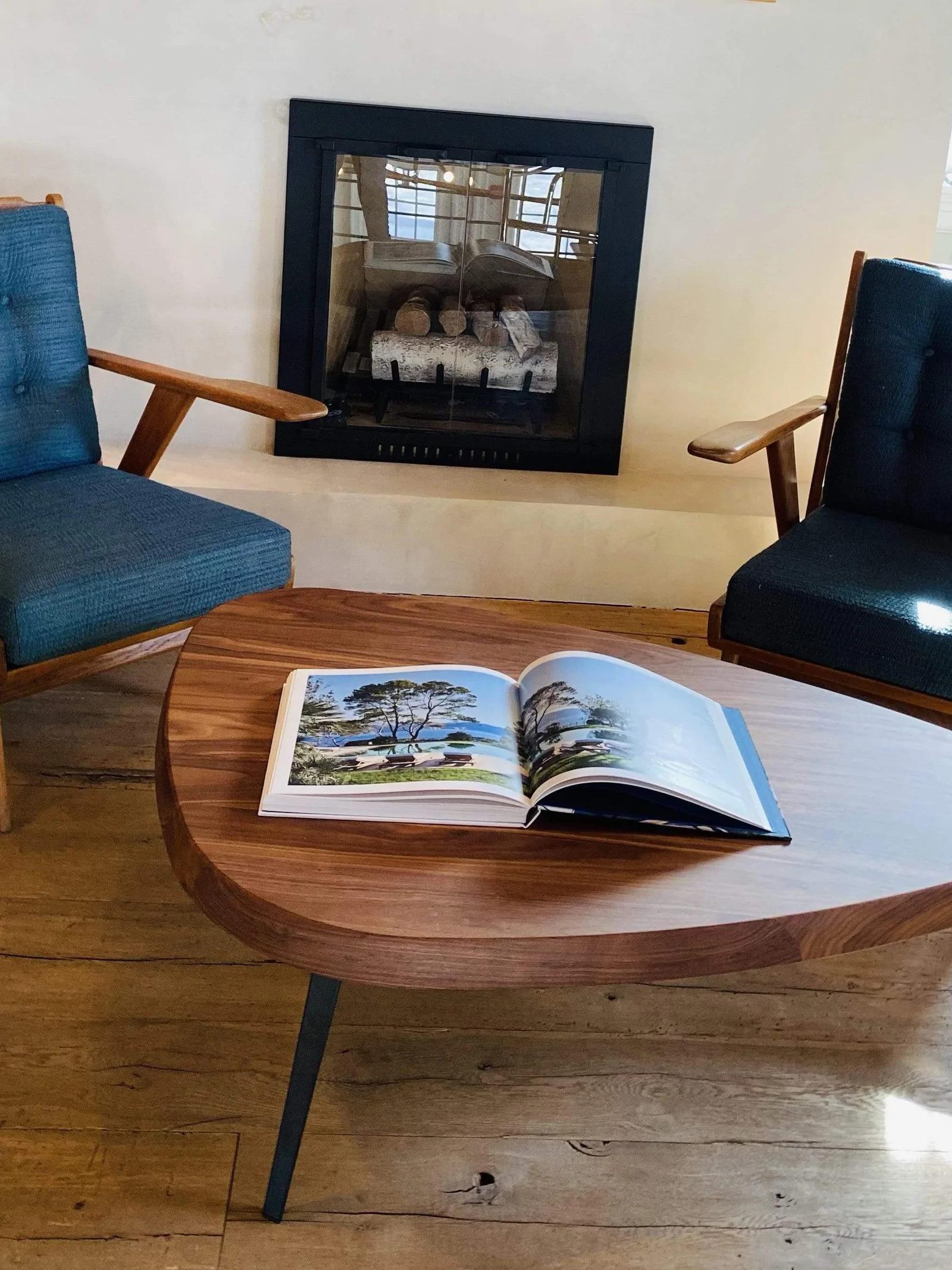 The Perriand Mexique low table was designed in 1952 by Charlotte Perriand for the students’ rooms of the Maison du Mexique at the Cité Universitaire Internationale in Paris. Created for optimal use of space, this table provides a large accommodating