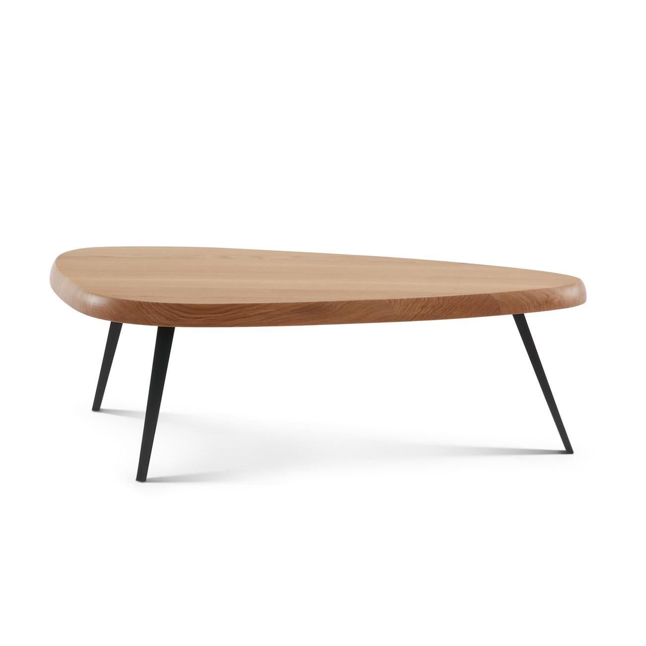 Tisch, entworfen von Charlotte Perriand in den Jahren 1952-1956. Neu aufgelegt im Jahr 2014.
Hergestellt von Cassina in Italien.

Er gehört zu den Tischen en forme libre, die zwischen 1938 und 1939 entstanden sind. Der endgültige Entwurf wurde 1952