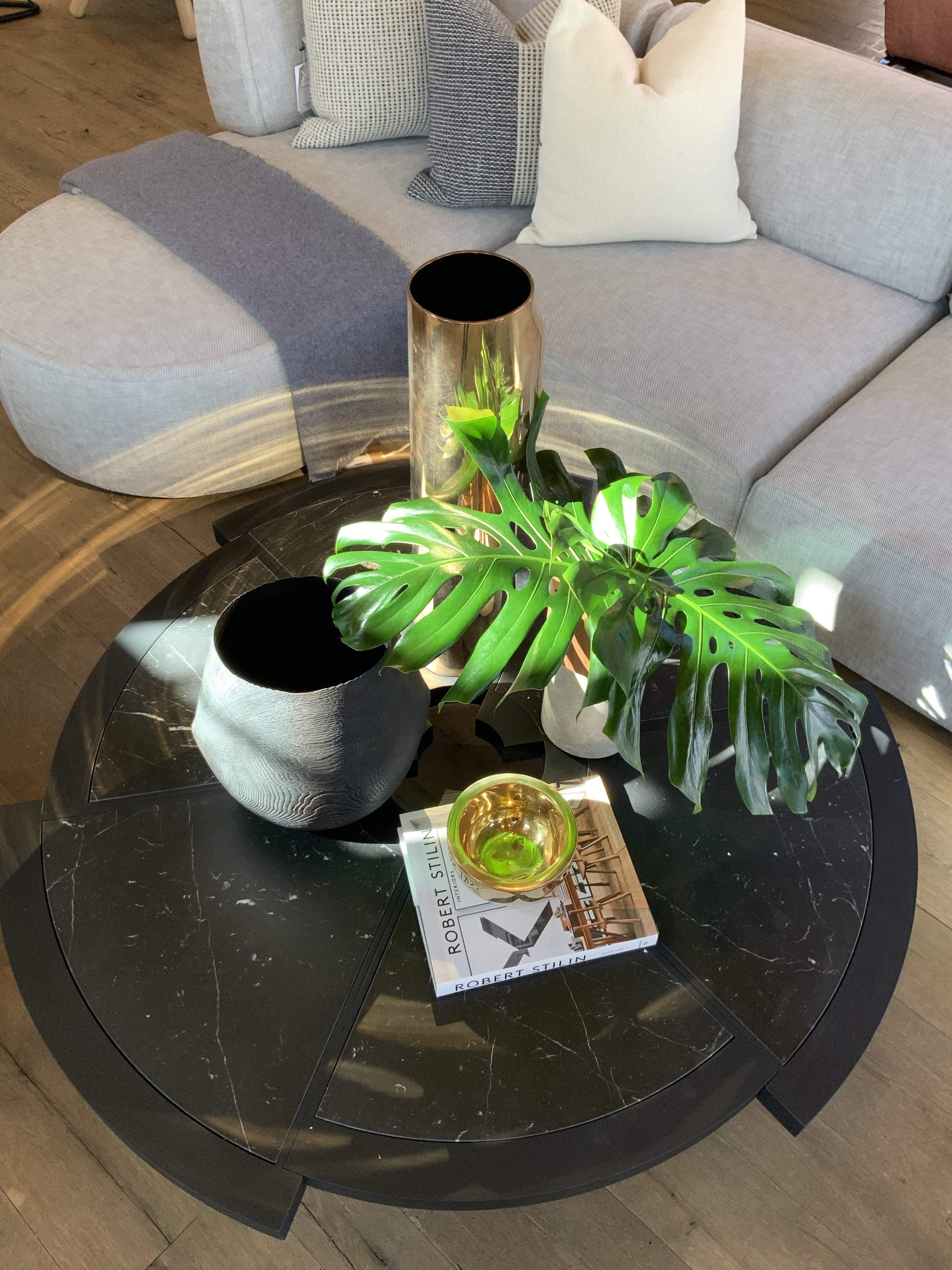 Conçue en 1962 pour la maison de Jacques Martin à Rio, au Brésil, la table Rio de Charlotte Perriand a également été adaptée en 1962, puis en 1967, dans des dimensions plus importantes, pour l'ambassade du Japon à Paris. La réédition de Cassina est