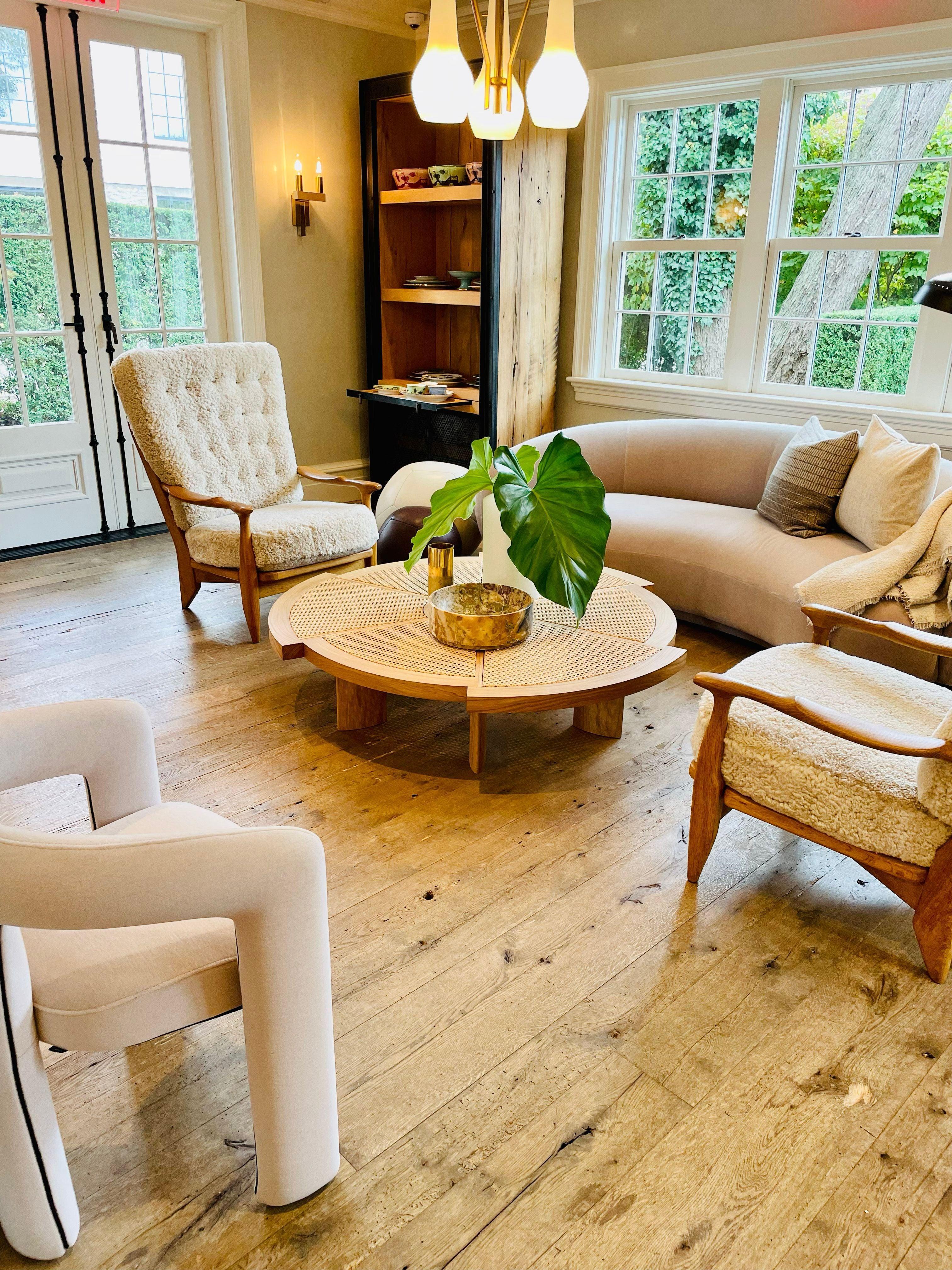 Il Tavolo Cassina 529 Rio in Paglia Viennese della famosa designer Charlotte Perriand offre un'elegante combinazione di forma e funzionalità. Con un design unico e curvo e una struttura robusta, questo tavolo diventerà sicuramente un punto fermo