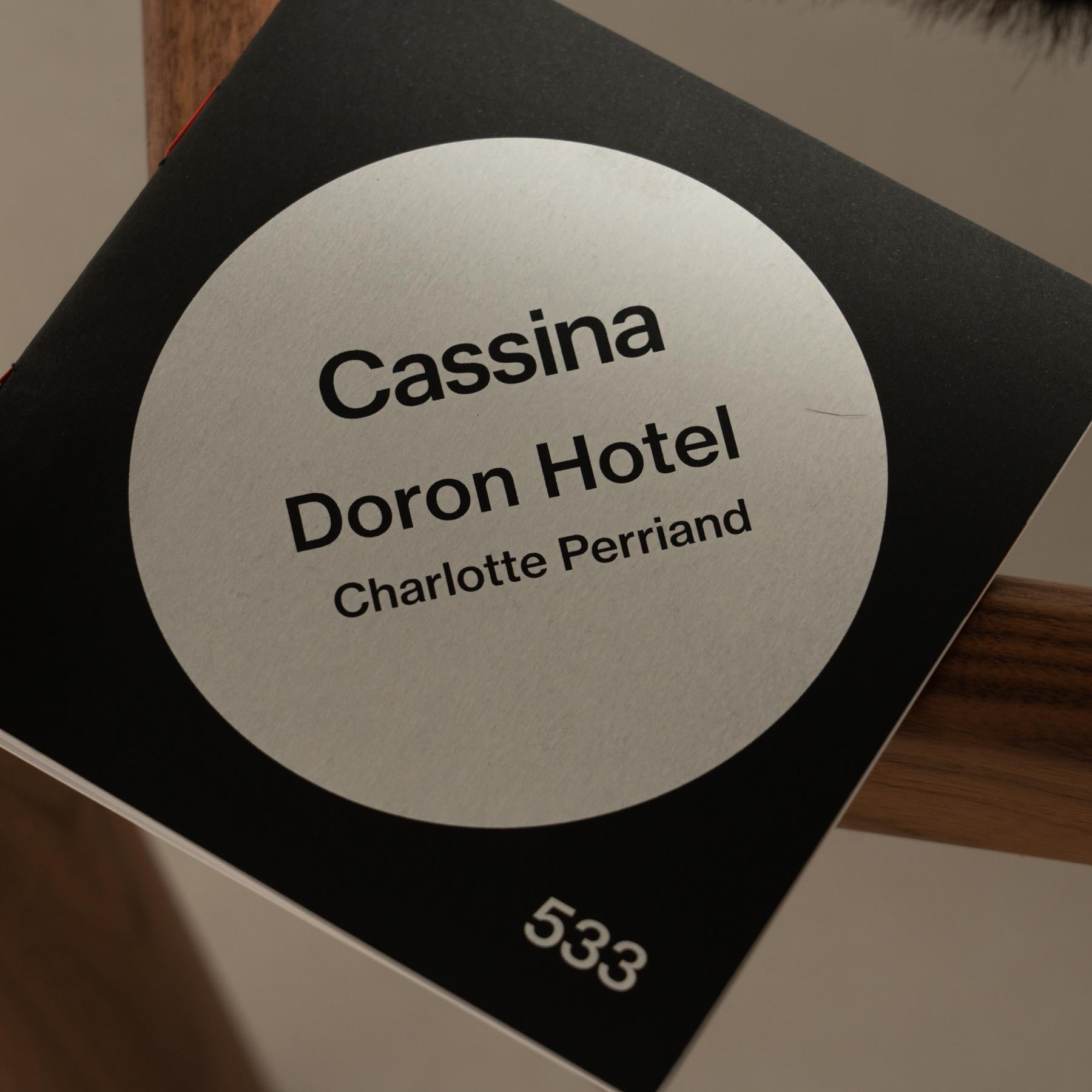 Charlotte Perriand, Doron Hotel-Sessel 533 von Cassina (21. Jahrhundert und zeitgenössisch) im Angebot