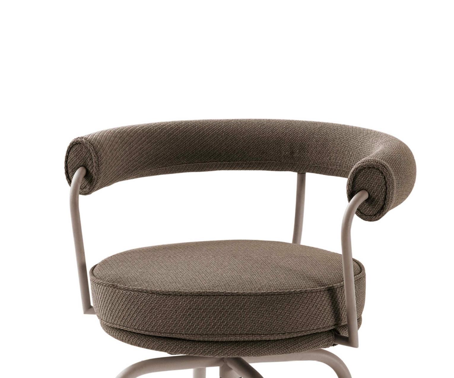 Acier Tournant à 7 Fauteuils de Charlotte Perriand, Extérieur pour Cassina en vente