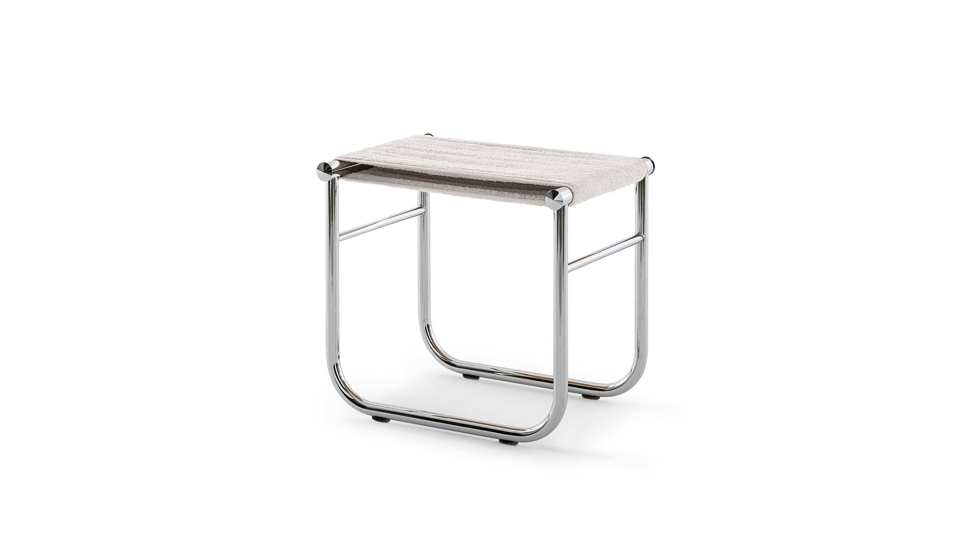 Charlotte Perriand 9 Tabouret de Sale de Bains für Cassina

Der in der Collection Le Corbusier, Pierre Jeanneret, Charlotte Perriand enthaltene historische Hocker 9 Tabouret hat eine ganz besondere architektonische Form, die die Liebe des Autors zur