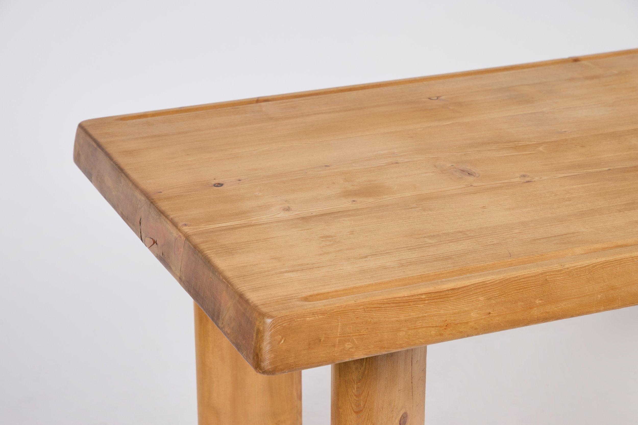  Table de salle à manger Charlotte Perriand pour 10 personnes. Bois de frêne.  Dimensions : 31,5 