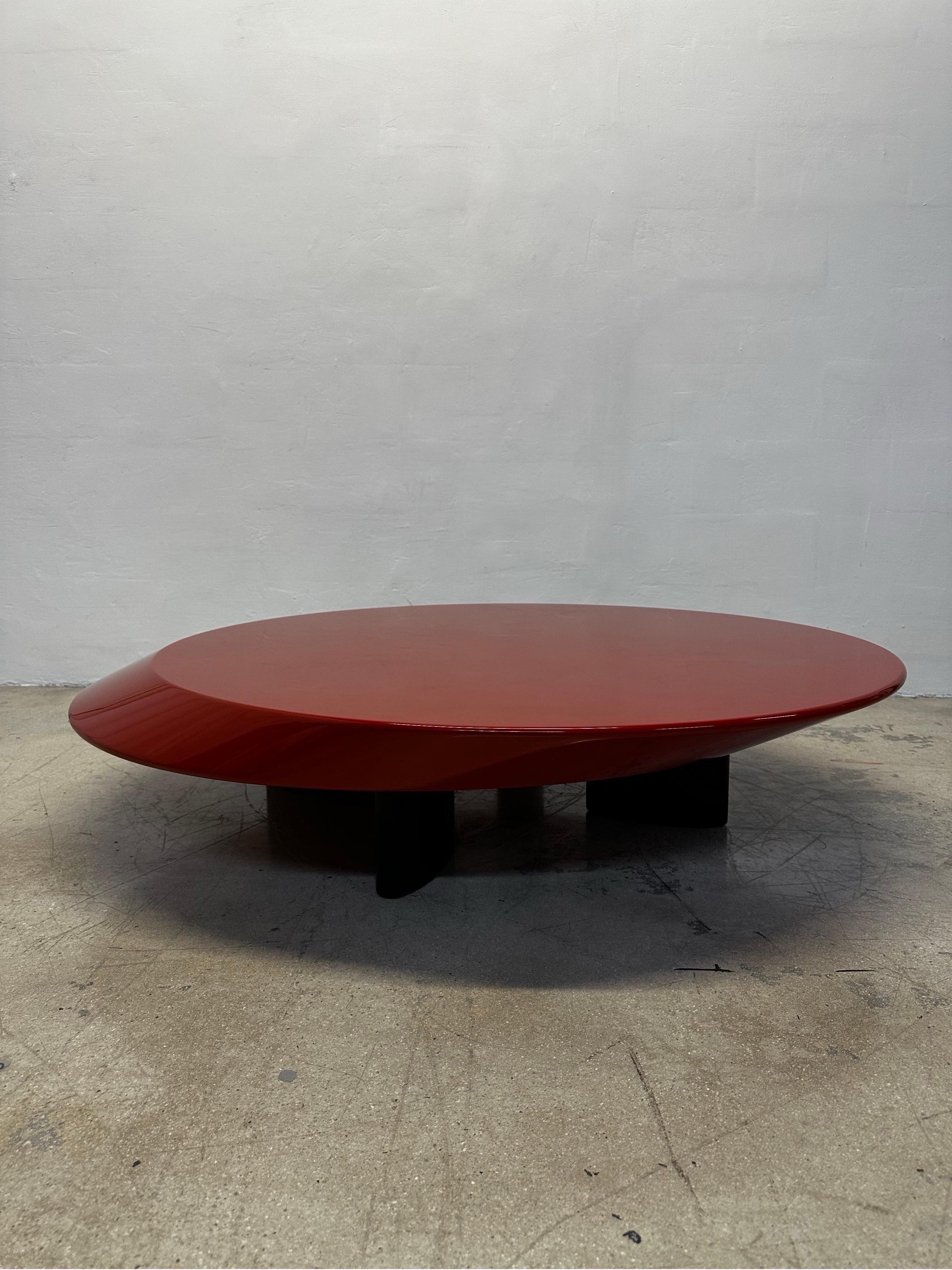 Accordo coffee table with China red glossy lacquered top and matte black wood feet designed by Charlotte Perriand for Cassina.

Low table designed by Charlotte Perriand in 1985. Relaunched by Cassina in 2009. Manufactured by Cassina in Italy. This