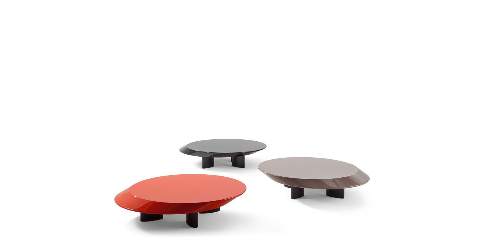 Low table designed by Charlotte Perriand in 1985. Relaunched by Cassina in 2009.
Manufactured by Cassina in Italy.

This low table, with its audacious sculptural look, was designed by Charlotte Perriand on the occasion of the retrospective