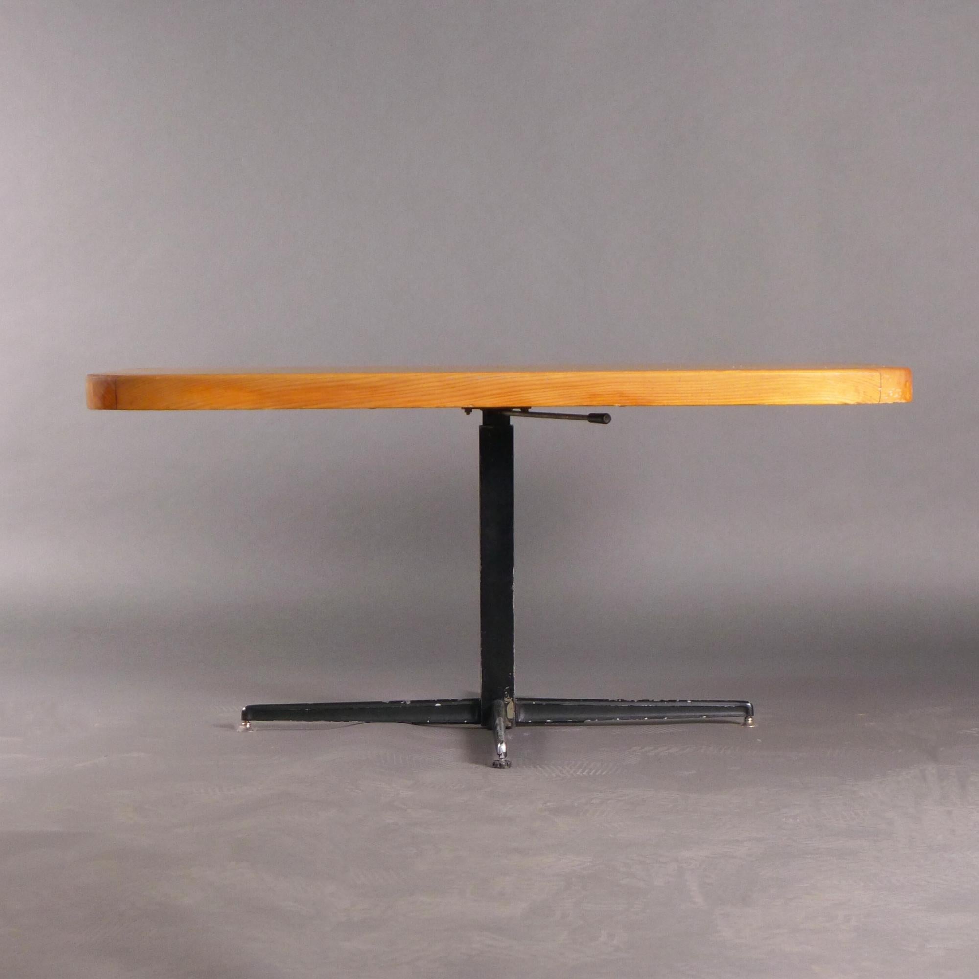 Mid-Century Modern Table de salle à manger/table basse réglable Charlotte Perriand, conçue pour Les Arcs, 1970 en vente