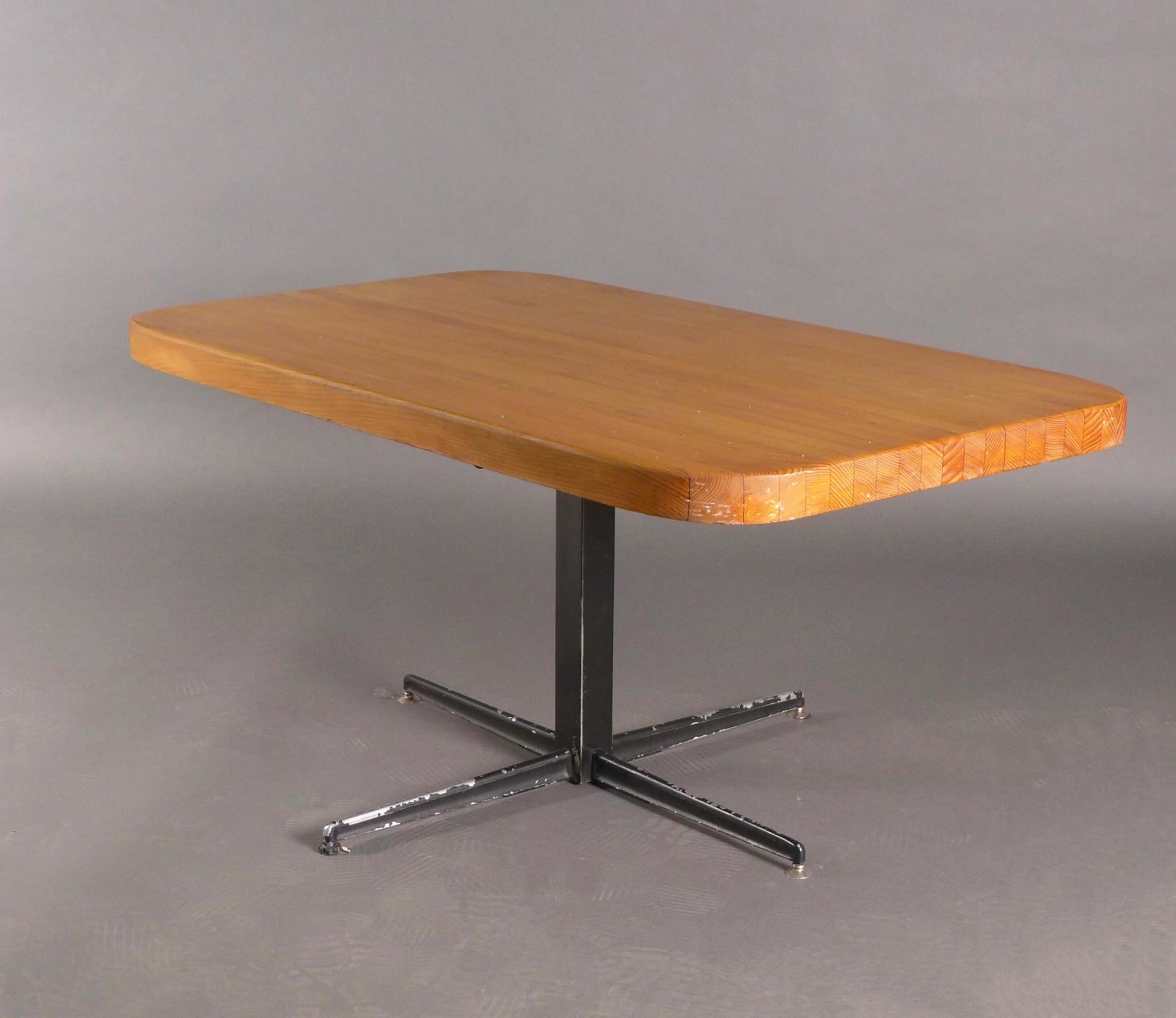 Français Table de salle à manger/table basse réglable Charlotte Perriand, conçue pour Les Arcs, 1970 en vente