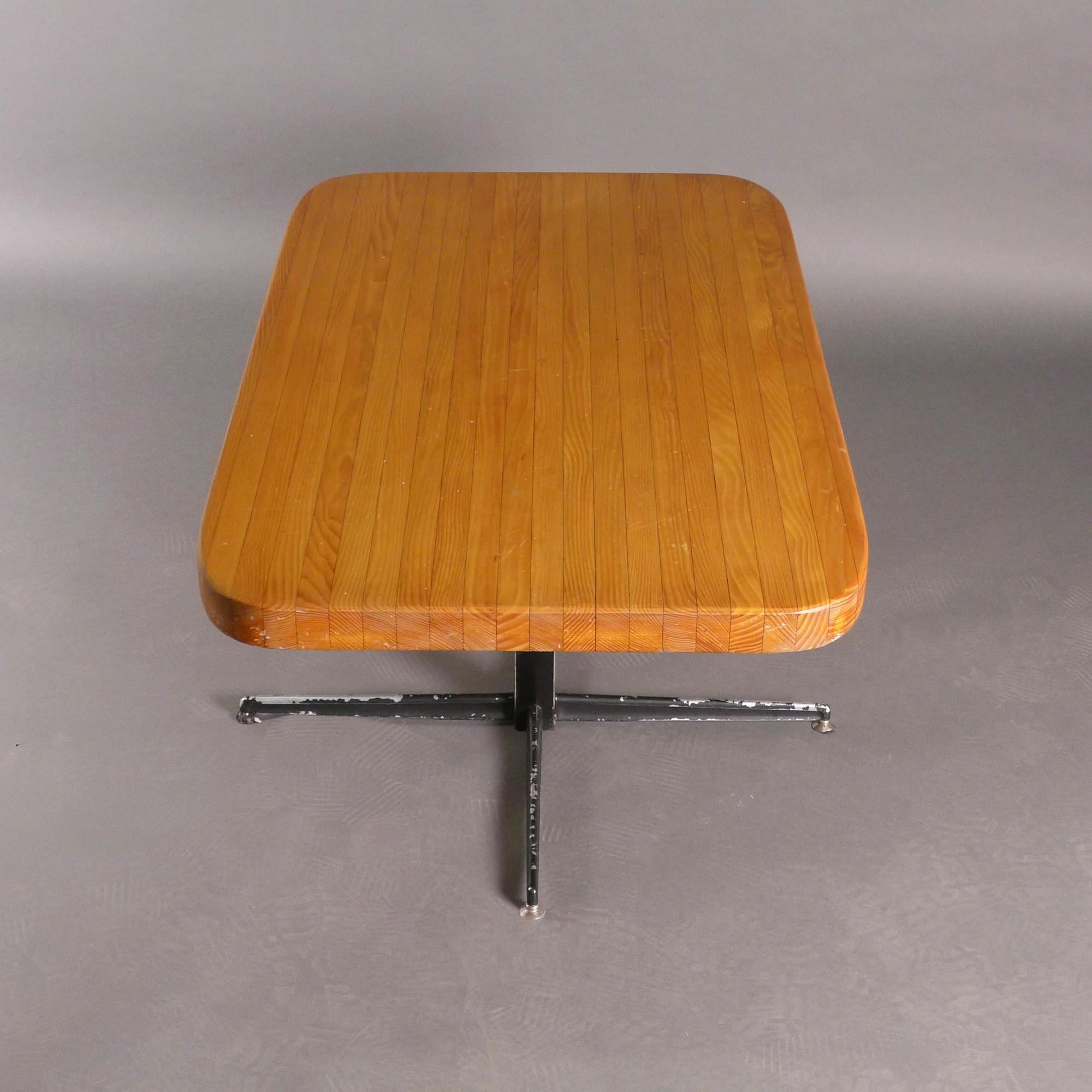 Fin du 20e siècle Table de salle à manger/table basse réglable Charlotte Perriand, conçue pour Les Arcs, 1970 en vente