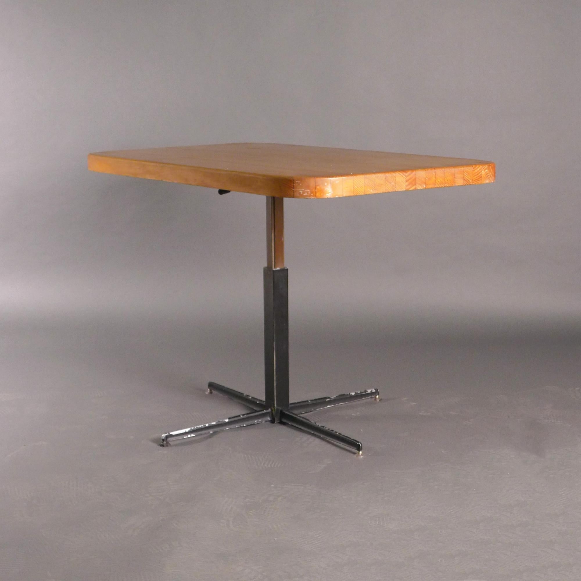 Métal Table de salle à manger/table basse réglable Charlotte Perriand, conçue pour Les Arcs, 1970 en vente