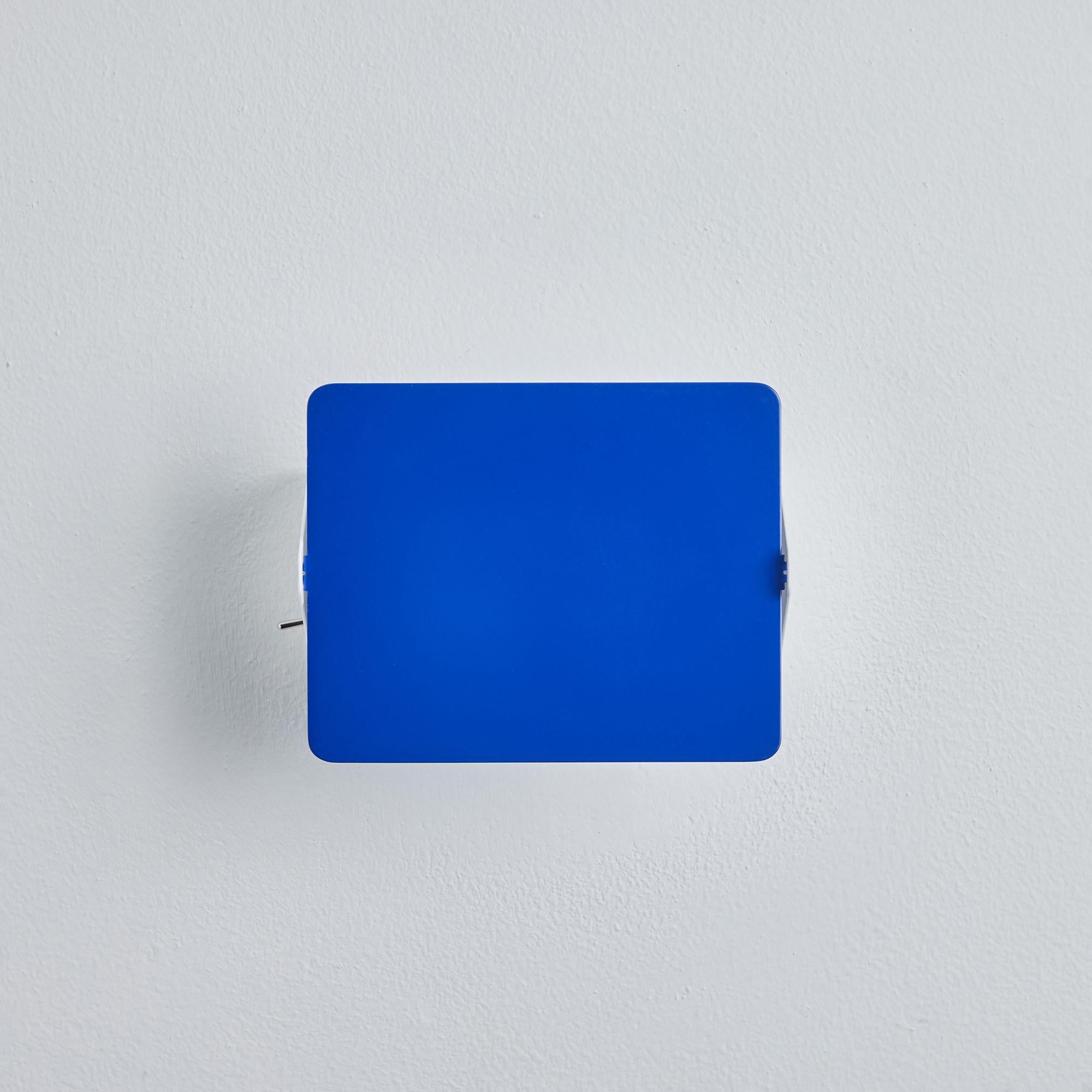 Charlotte Perriand 'Applique Volet Pivotant' Wandleuchte in Blau (Moderne der Mitte des Jahrhunderts) im Angebot