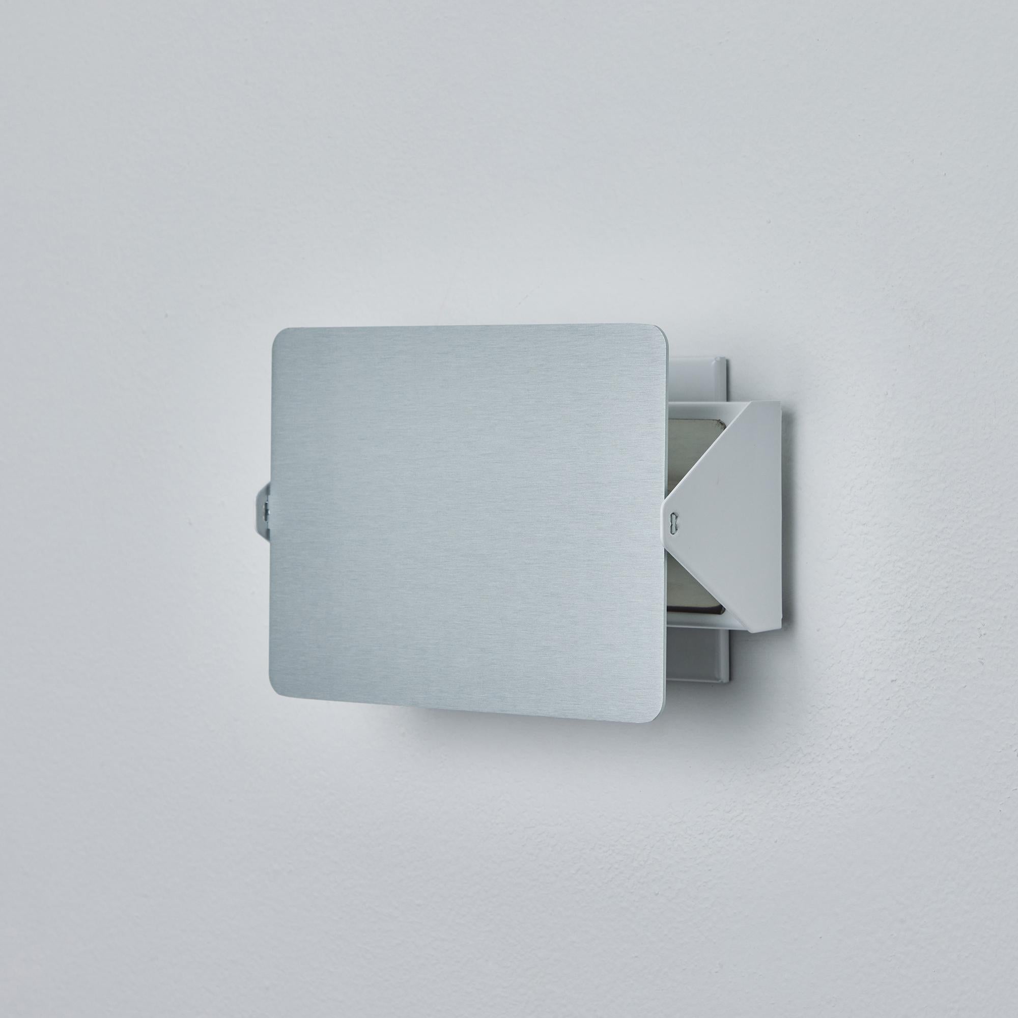 Charlotte Perriand 'Applique Volet Pivotant' Wandleuchte aus natürlichem Aluminium (Französisch) im Angebot