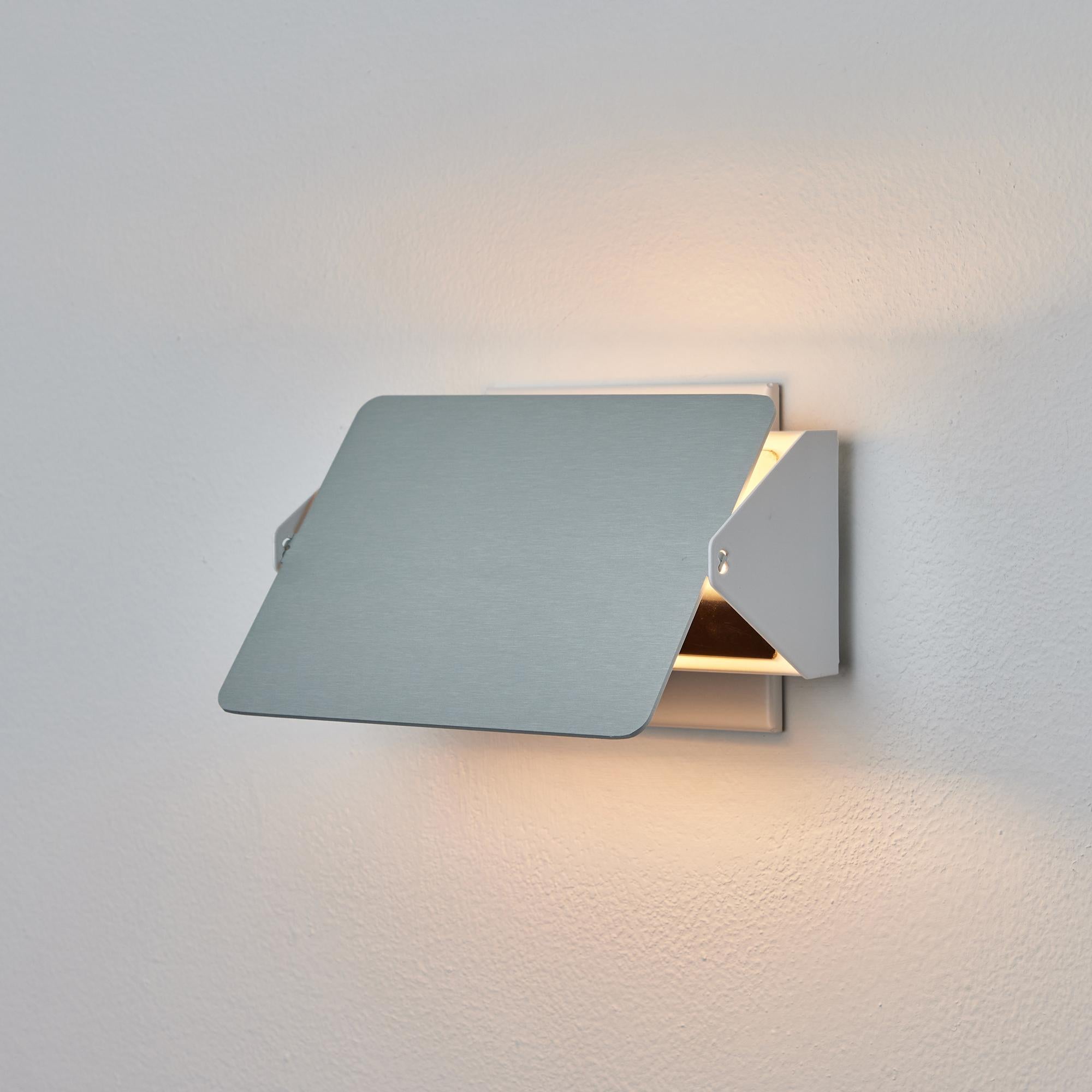 Charlotte Perriand 'Applique à Volet Pivotant' Wandleuchte aus Aluminium Natur (Eloxiert) im Angebot