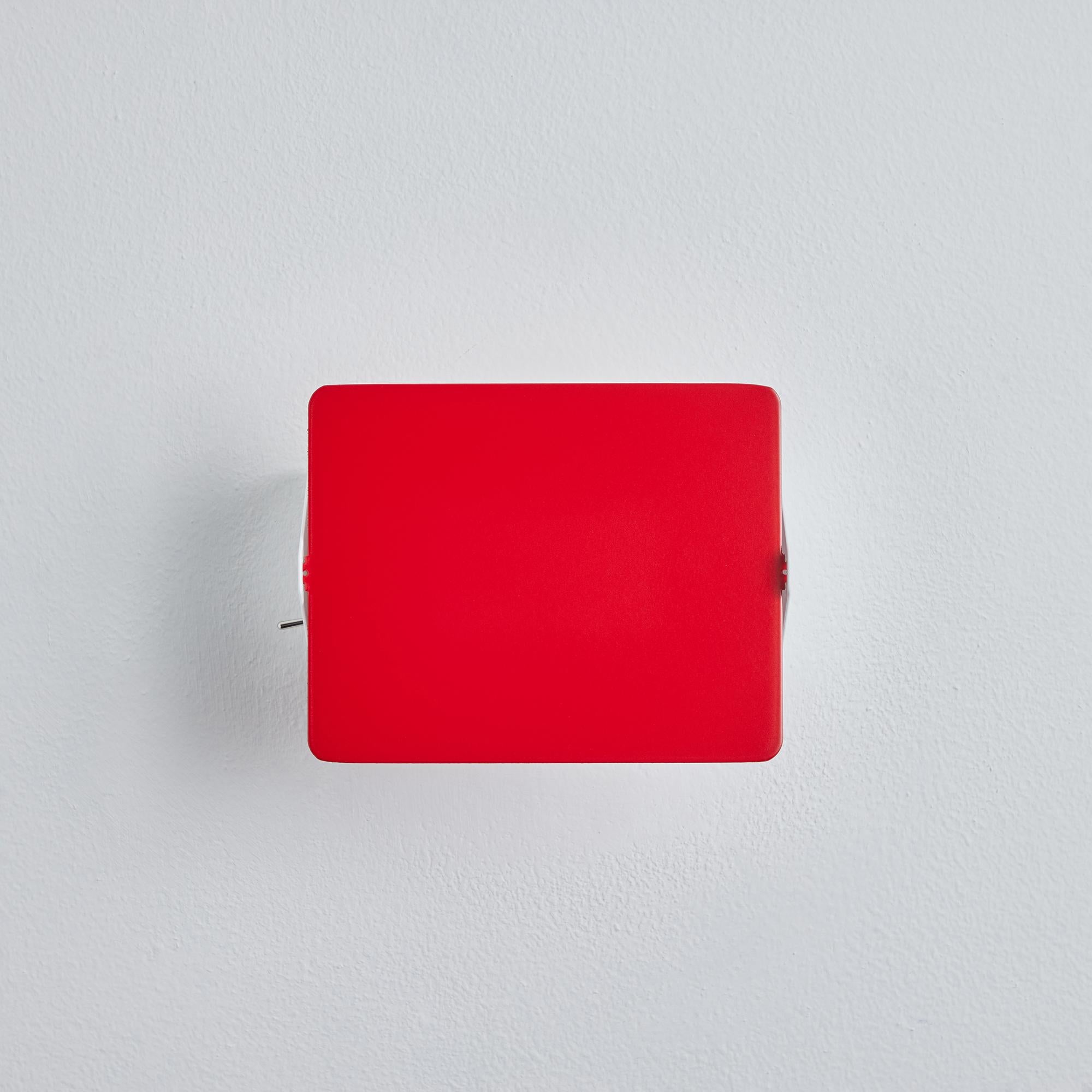 Charlotte Perriand 'Applique à Volet Pivotant' Wandleuchte in rot. Ein klares und ikonisches Design aus rot und weiß lackiertem Metall. Ursprünglich in den 1950er Jahren als kultige CP1 entworfen, werden diese neu produzierten, autorisierten