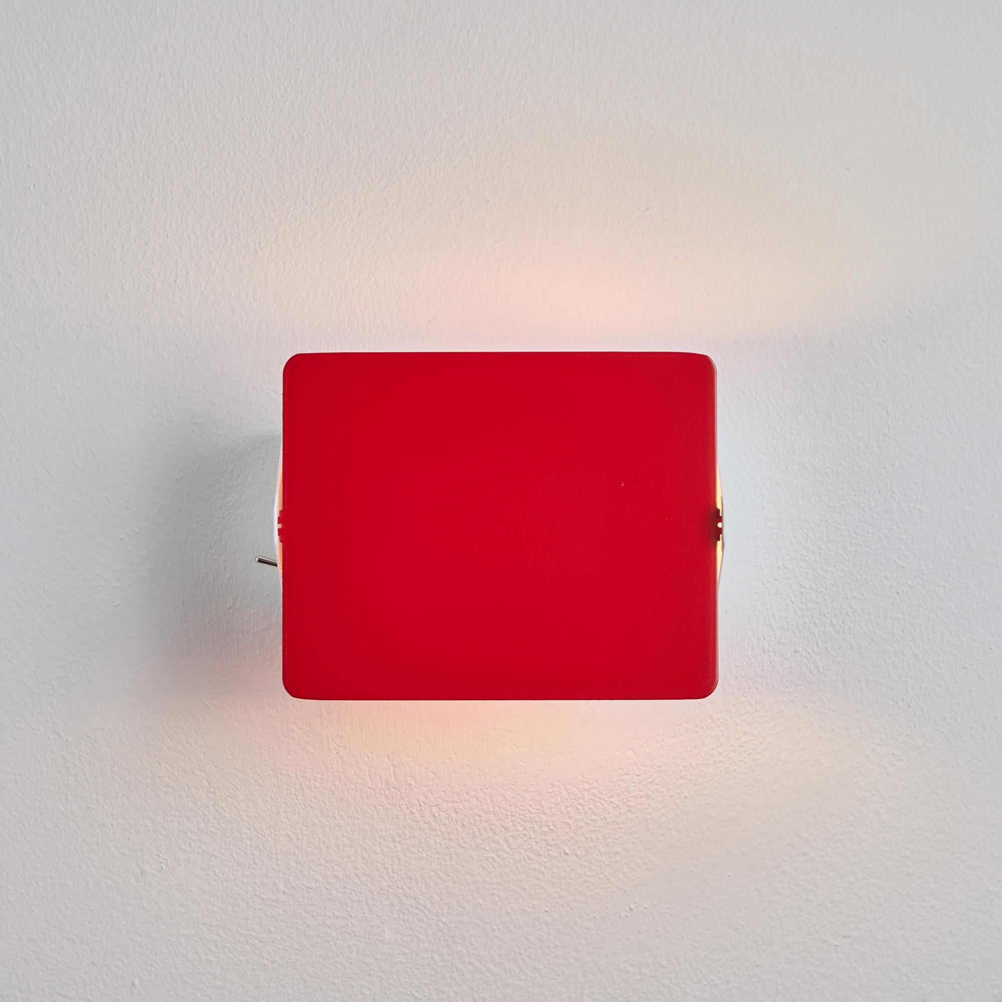 Charlotte Perriand 'Applique Volet Pivotant' Wandleuchte in Rot (Moderne der Mitte des Jahrhunderts) im Angebot
