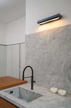 Lampe murale « Applique Cylindrique Longue » de Charlotte Perriand en gris anthracite