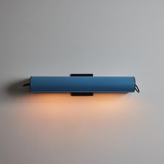 Lampada da parete 'Applique Cylindrique Longue' di Charlotte Perriand in azzurro