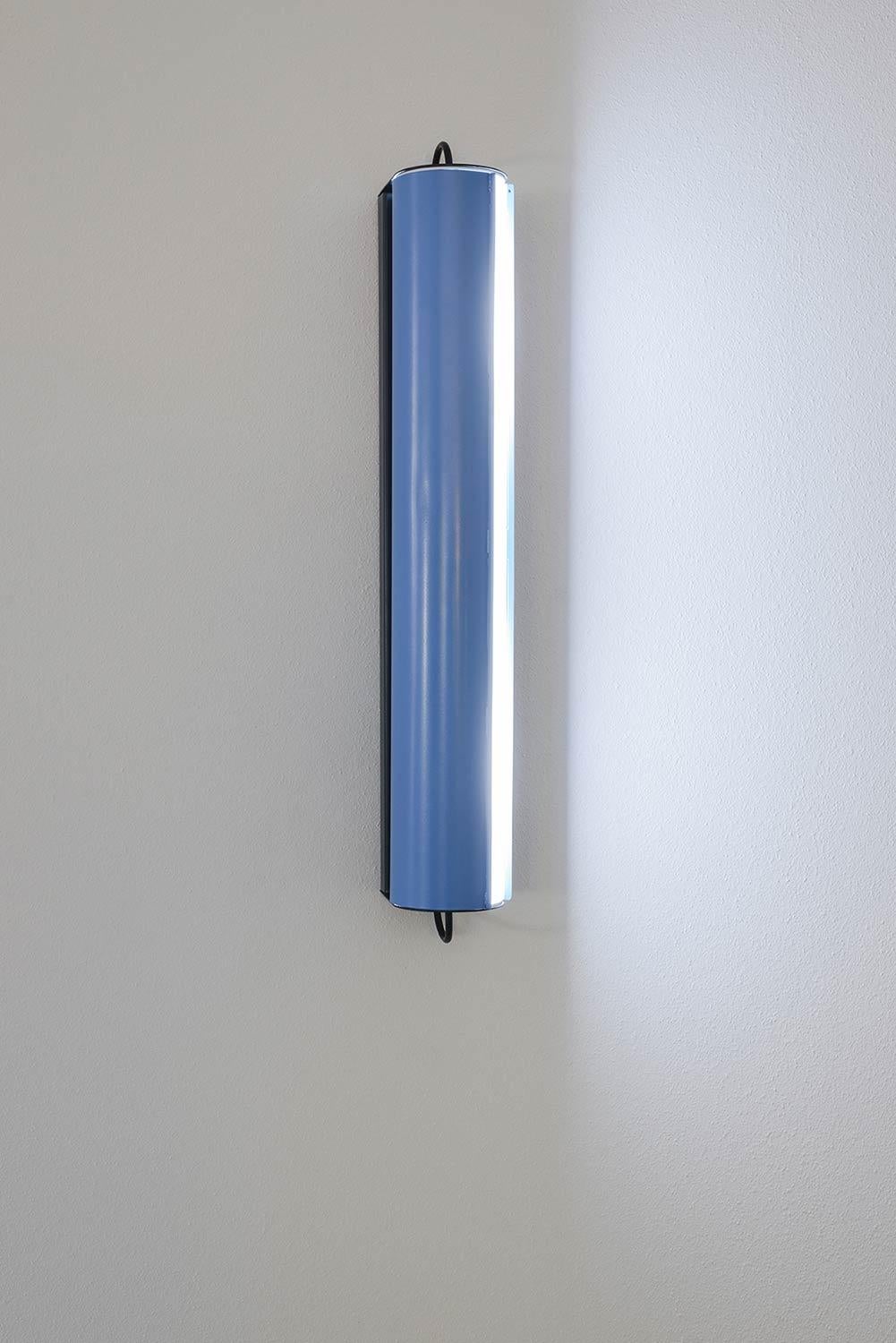 Métal Lampe murale « Applique Cylindrique Longue » de Charlotte Perriand en blanc en vente