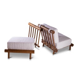 Charlotte Perriand (sélectionné par) : Paire de canapés en chêne de "La cachette", C.C. 1968