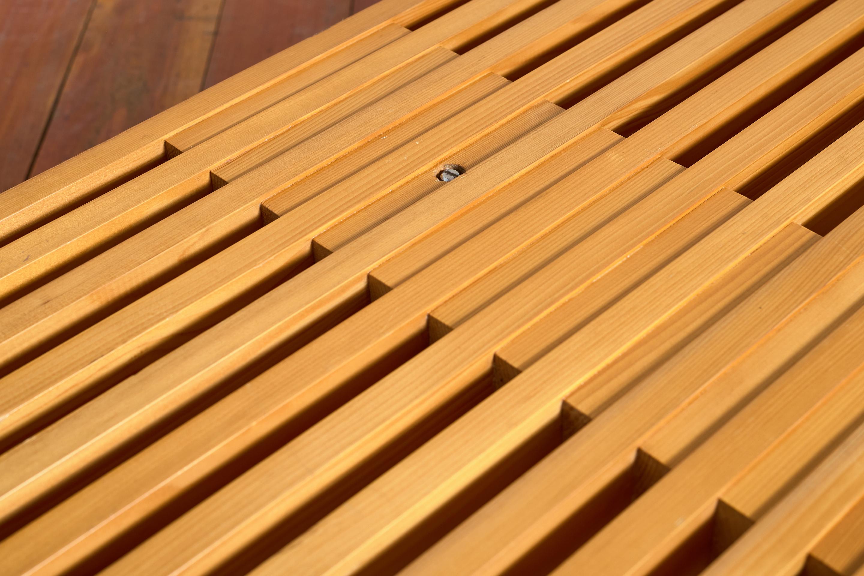 Banc attribué à Charlotte Perriand en vente 4
