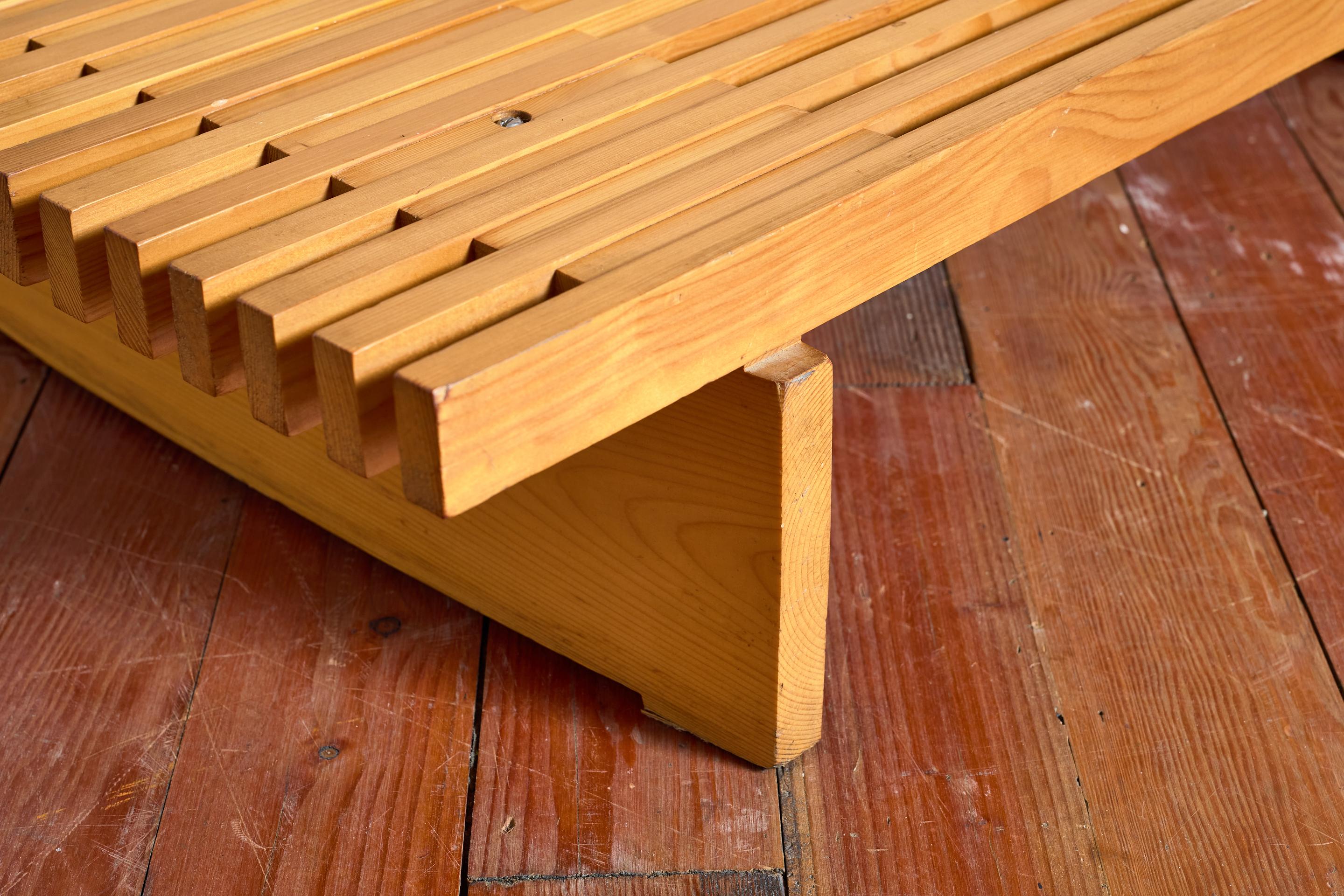 Banc attribué à Charlotte Perriand en vente 5
