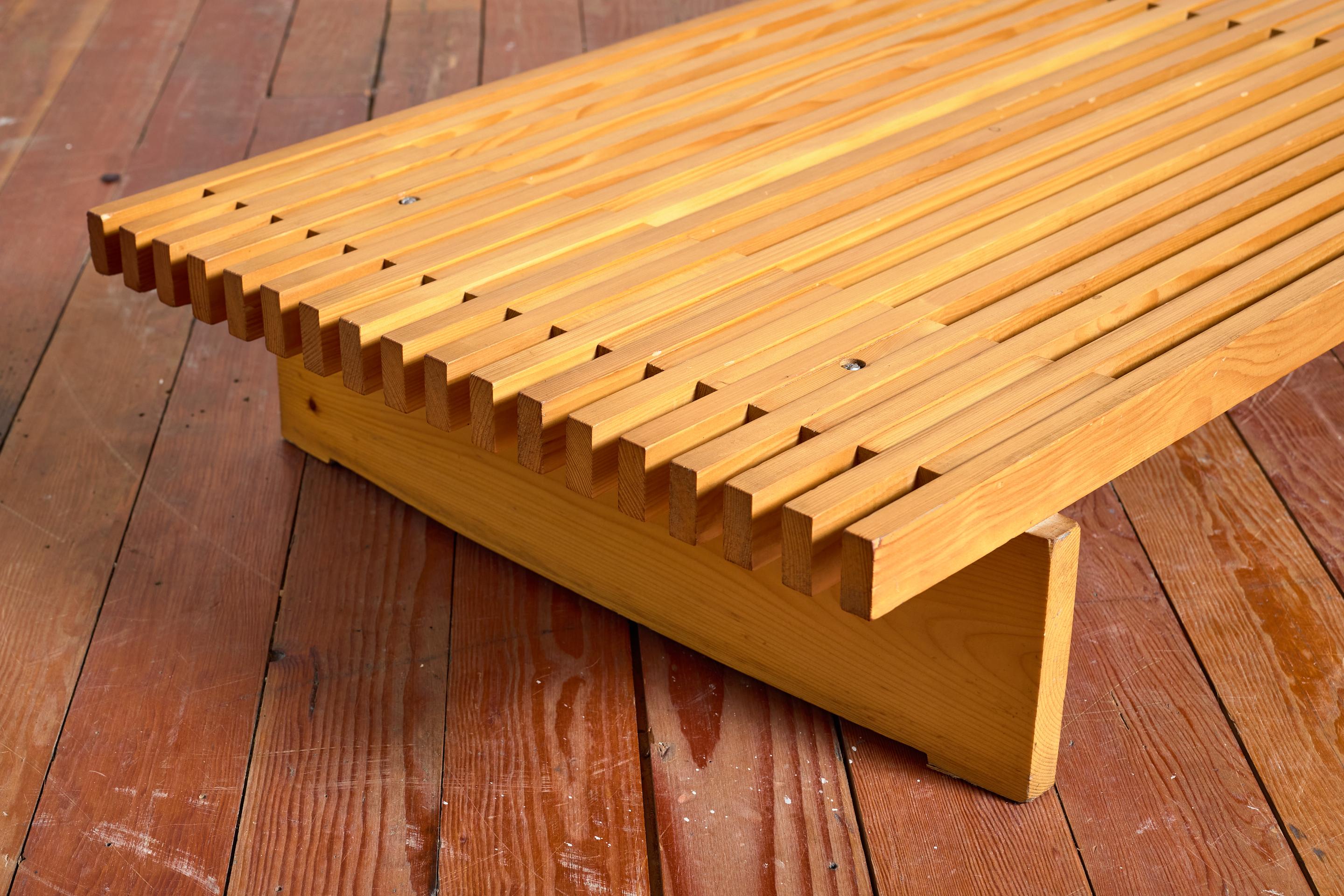 Banc attribué à Charlotte Perriand en vente 6