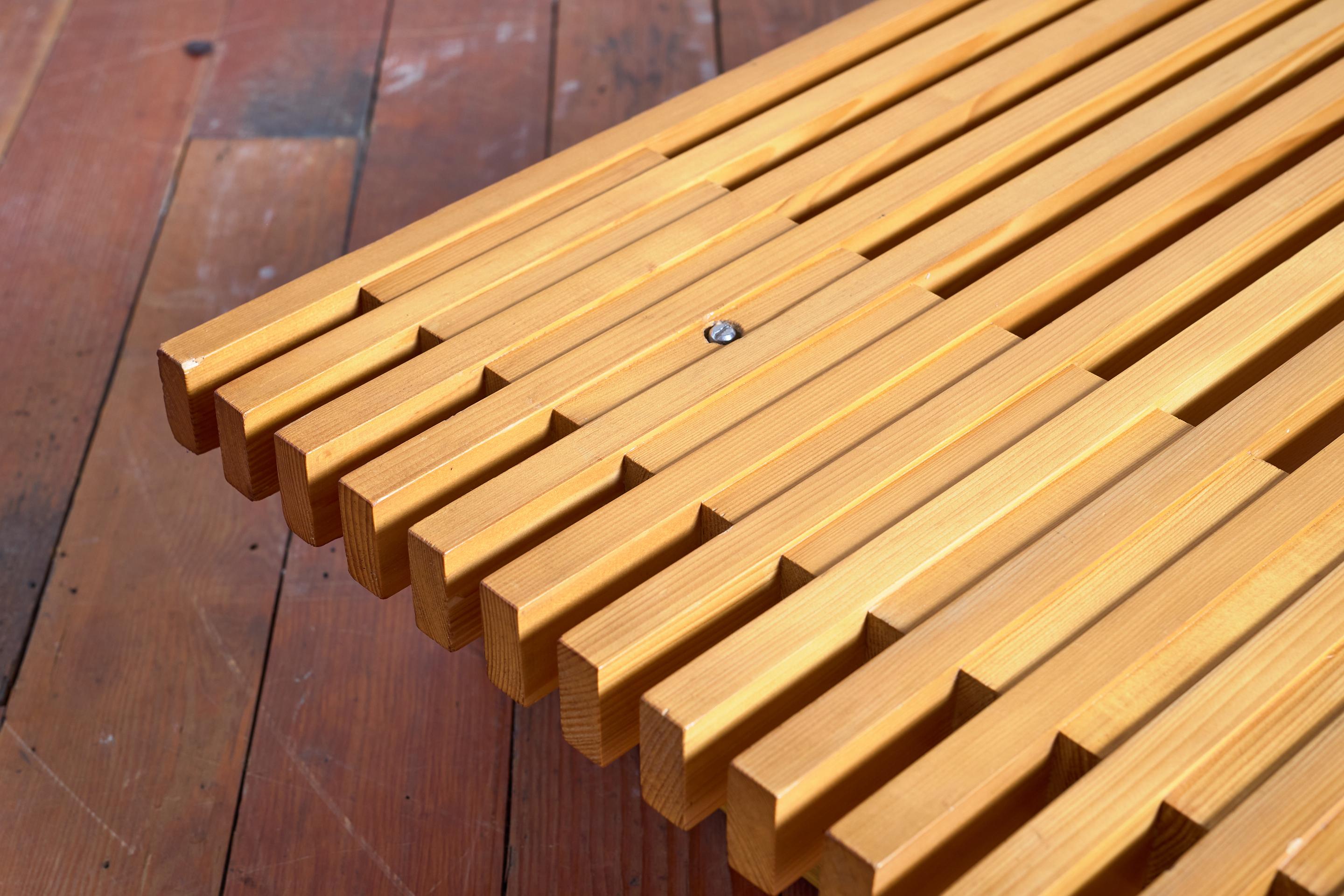 Banc attribué à Charlotte Perriand en vente 7
