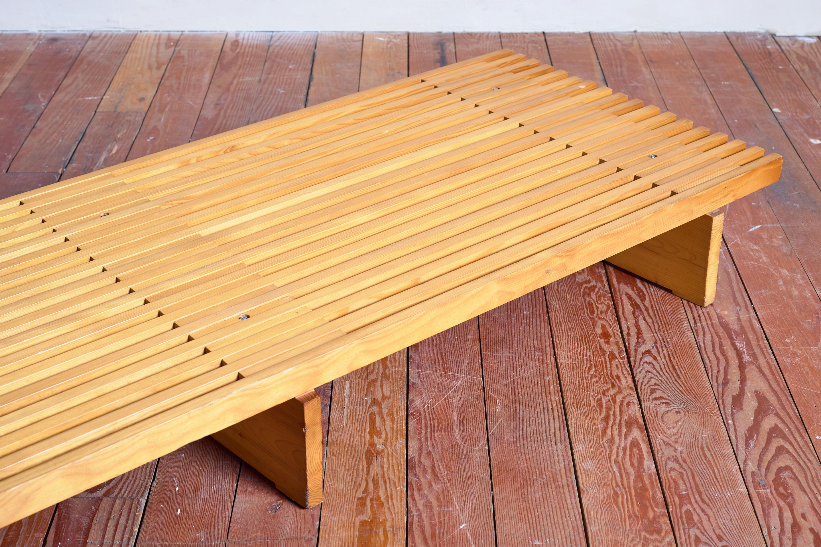 Banc attribué à Charlotte Perriand en vente 8