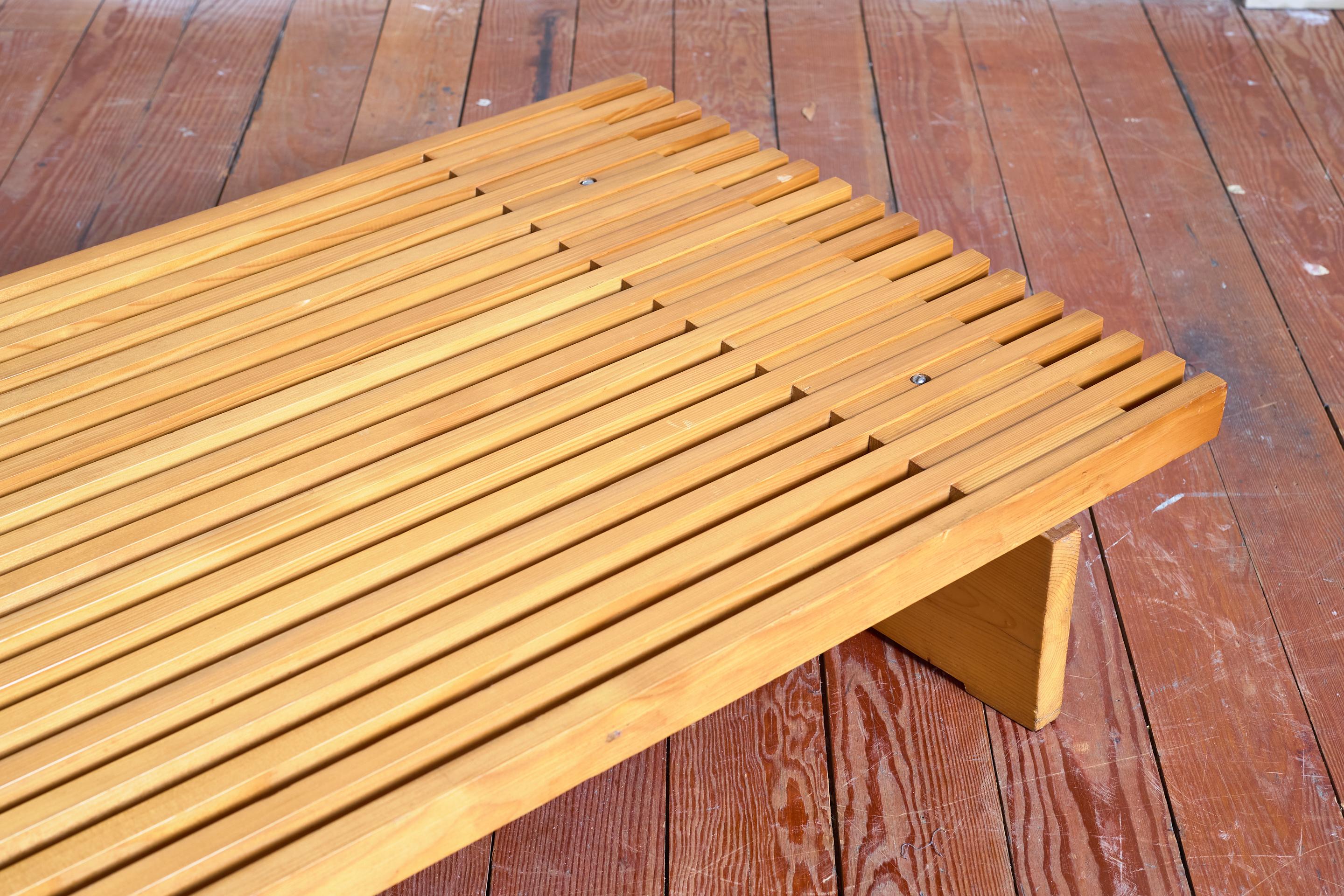 Banc attribué à Charlotte Perriand en vente 9