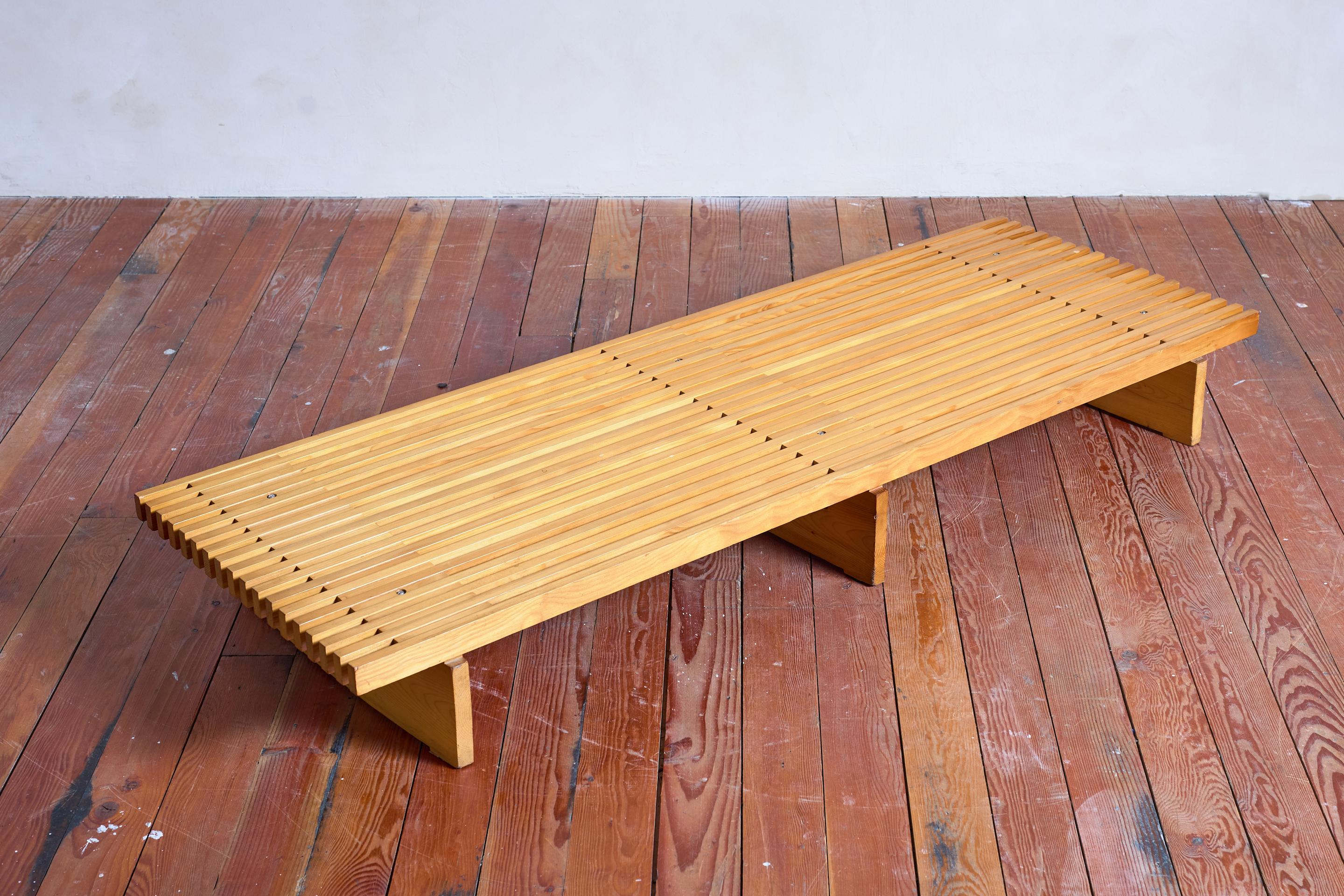 Banc en chêne dans le style de  Charlotte Perriand - France, années 1950

Grand plateau en bois à lattes épaisses avec base à trois pieds 

Peut être utilisé comme banc ou table basse

Extrêmement lourd et bien fait - avec une belle patine de chêne