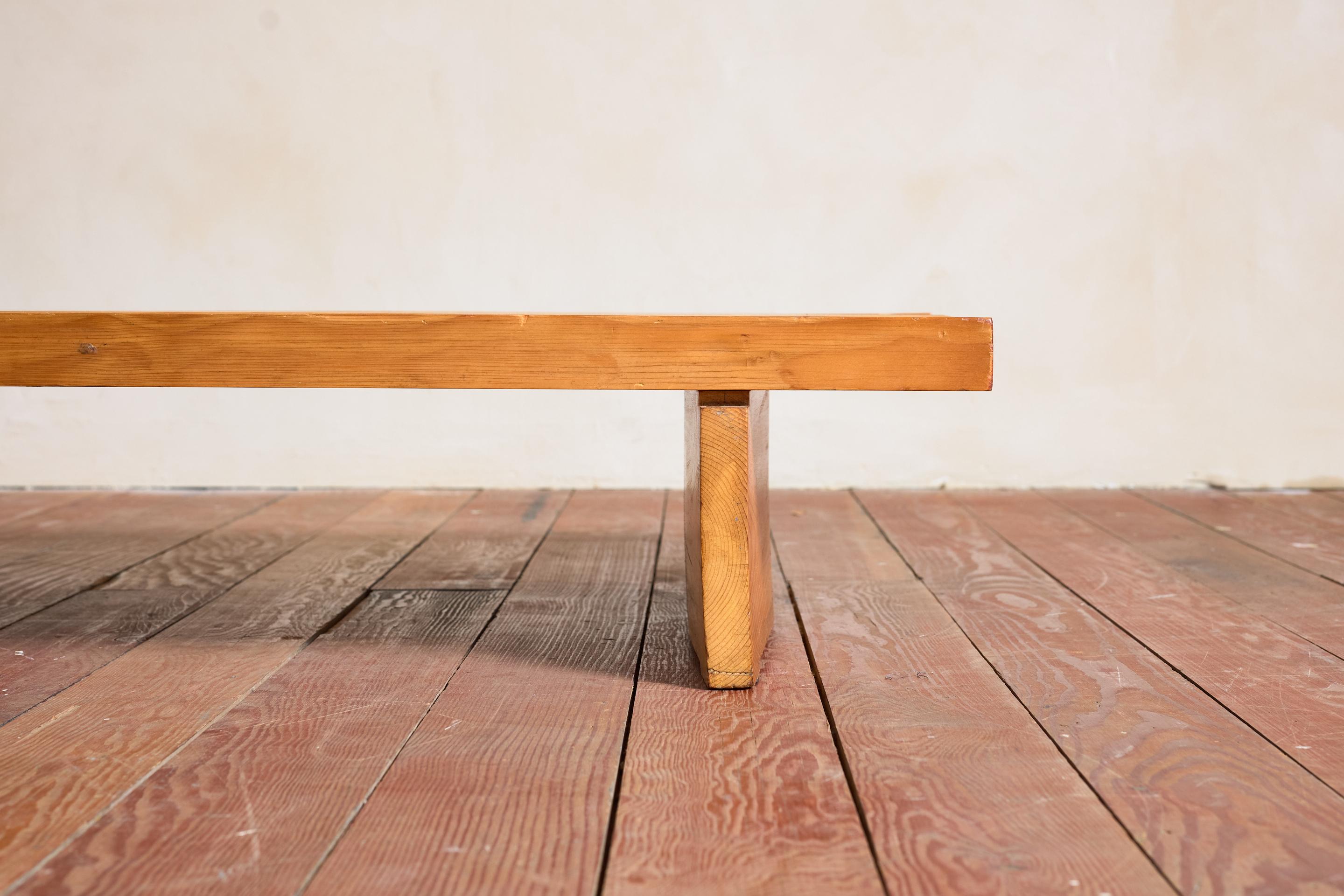 Banc attribué à Charlotte Perriand Bon état - En vente à Beverly Hills, CA