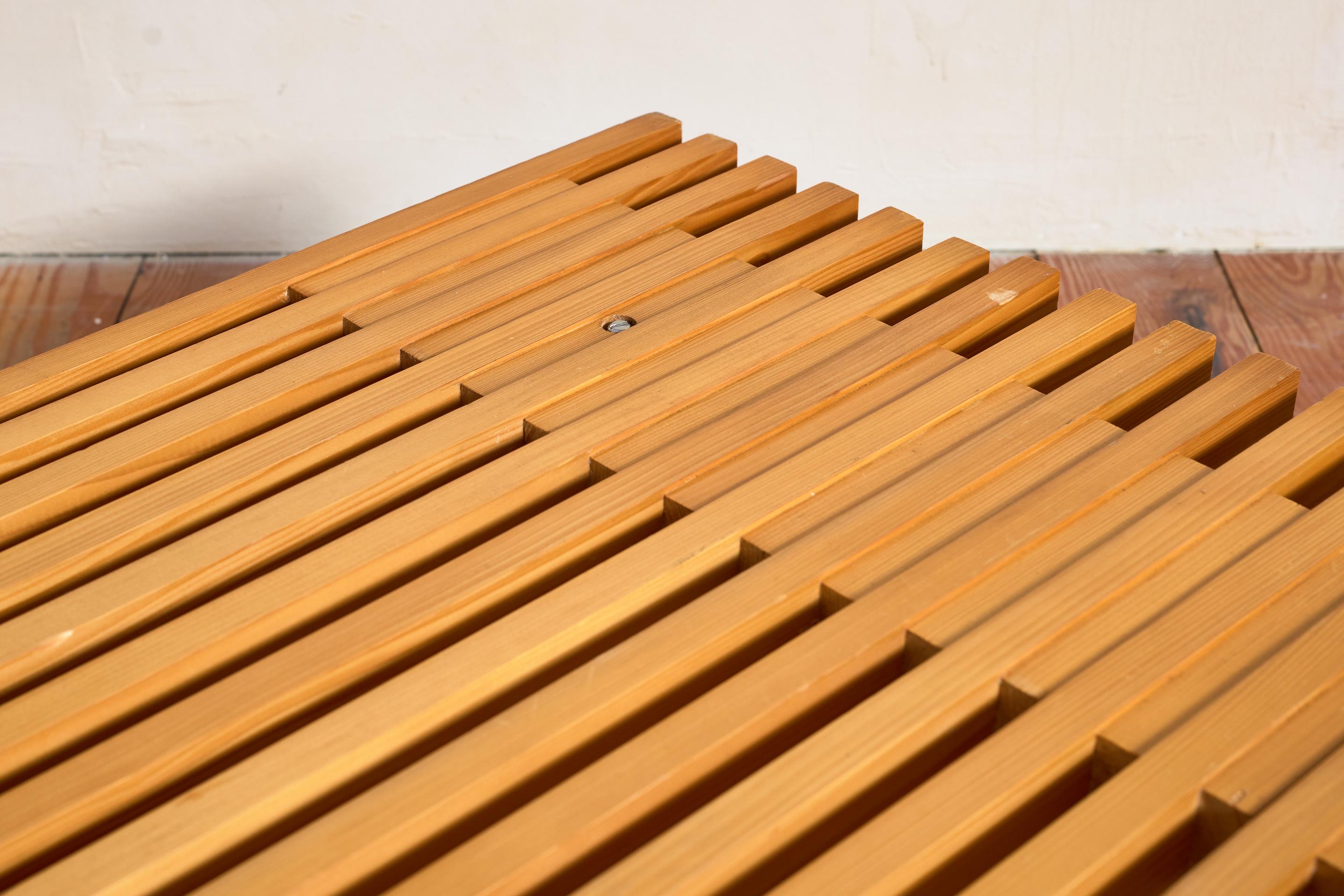 Banc attribué à Charlotte Perriand en vente 1