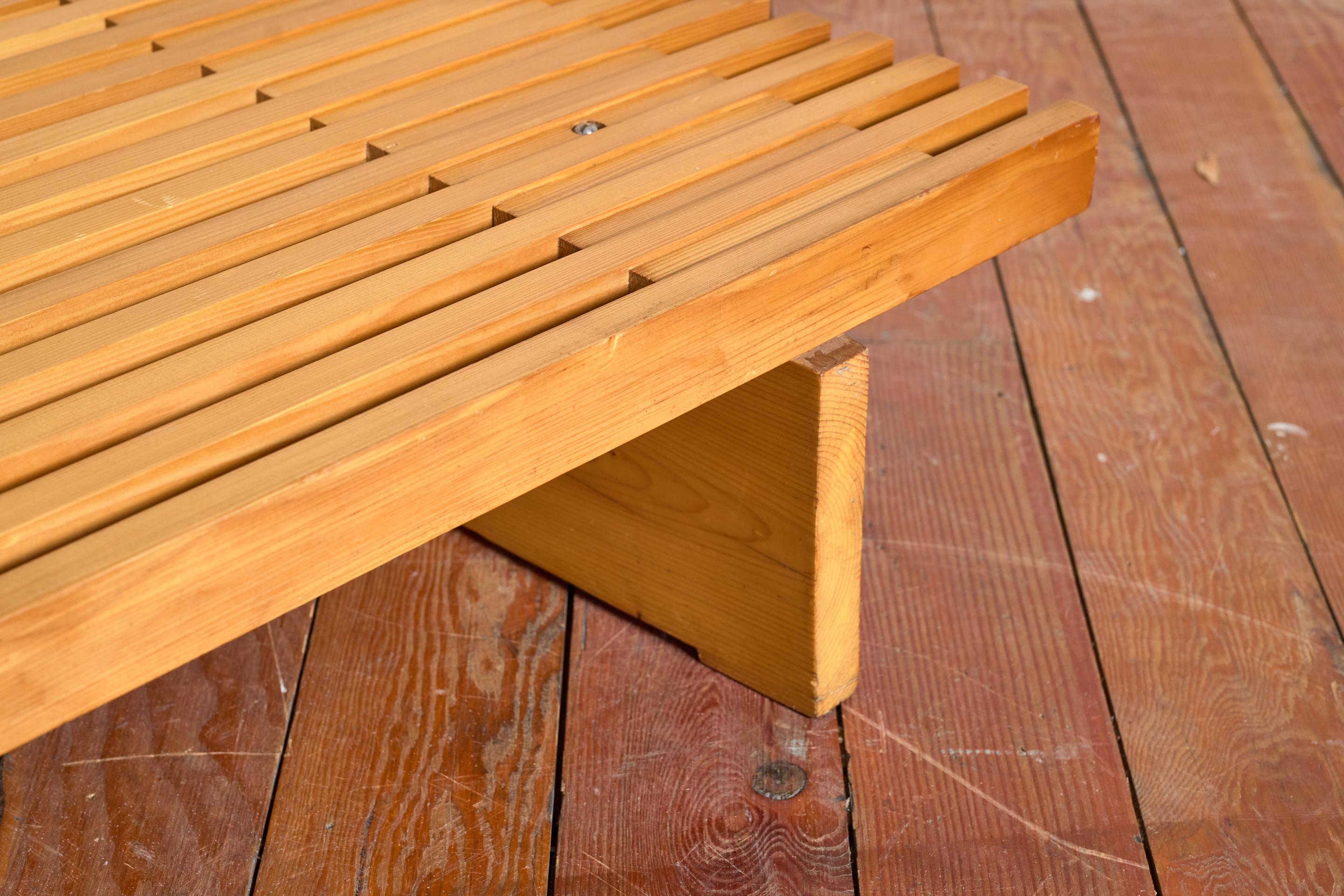 Banc attribué à Charlotte Perriand en vente 2