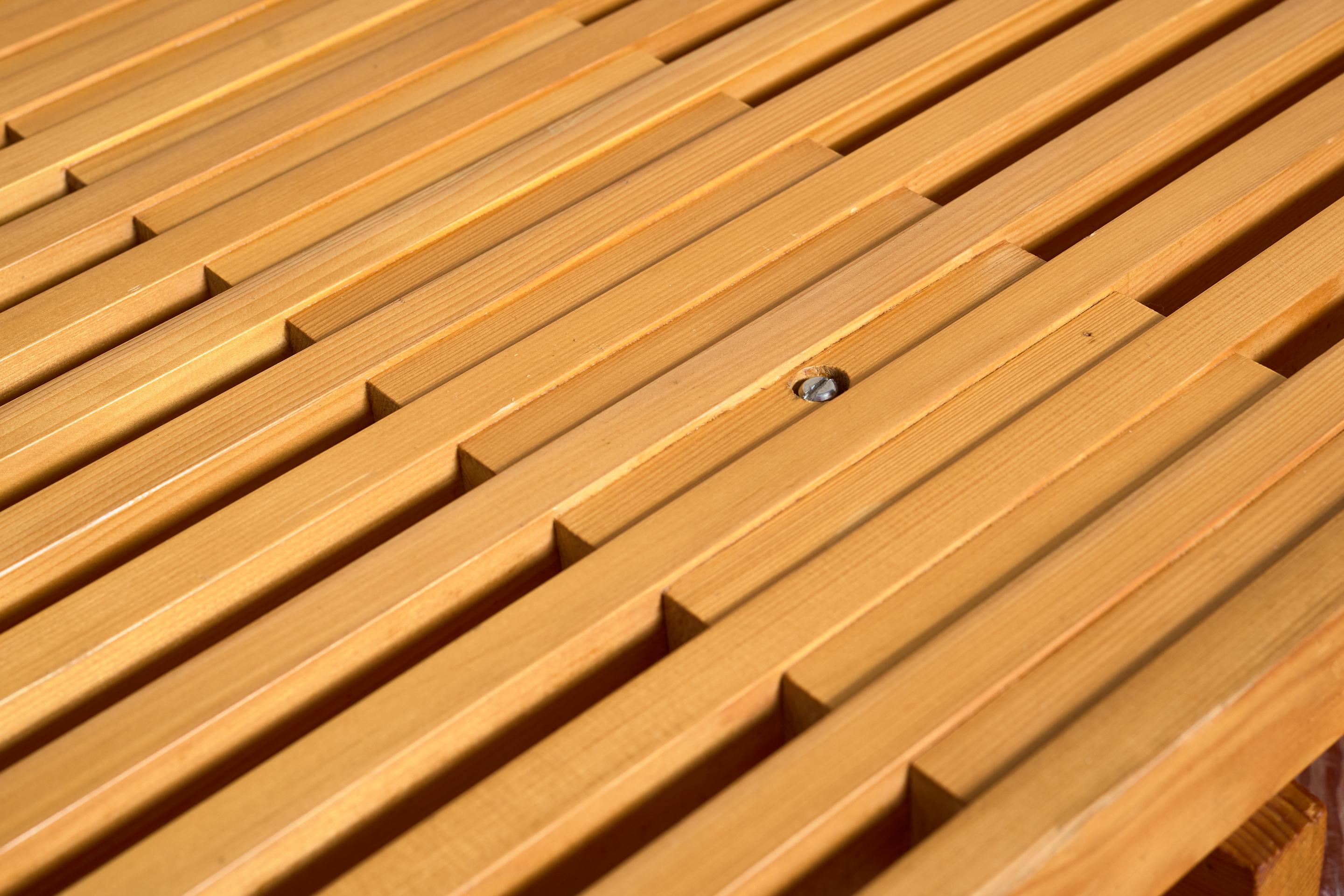 Banc attribué à Charlotte Perriand en vente 3