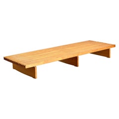 Banc attribué à Charlotte Perriand