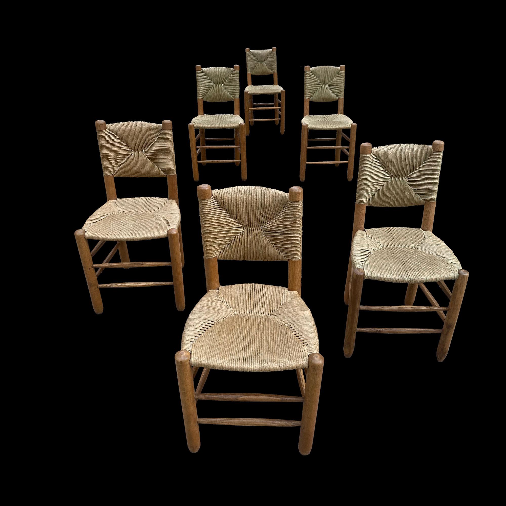 Charlotte Perriand Un set di 6 sedie impagliate modello Bauche di Charlotte Perriand realizzate durante la guerra a Grenoble, dove Pierre Jeanneret era un combattente della resistenza sotto l'occupazione. Si tratta di pezzi storici che non hanno