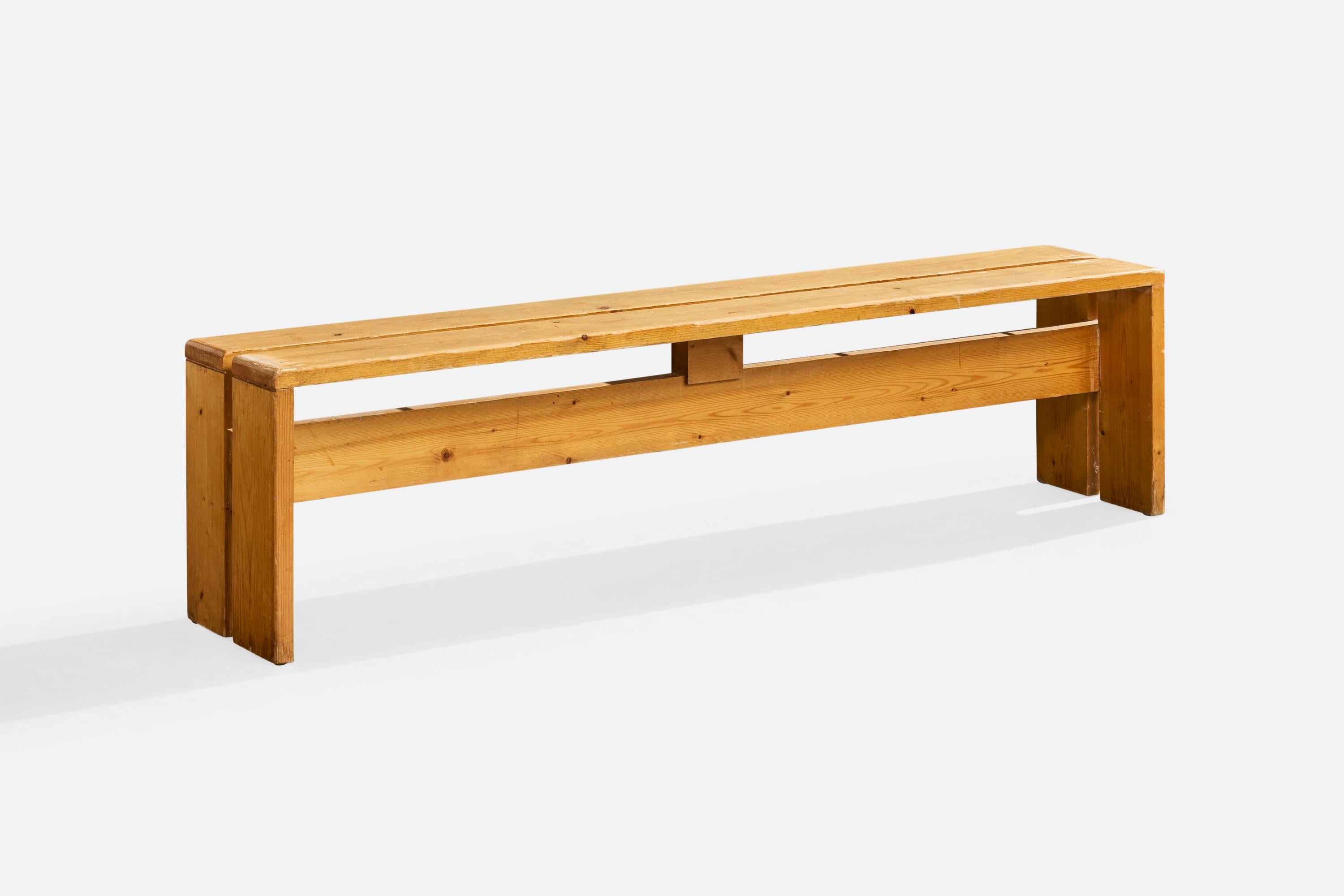 Banc en pin conçu par Charlotte Perriand pour la station de ski des Arcs, France, c.C. 1960.

Légère décoloration sur l'ensemble du document.

Dimensions globales (pouces) : 16.75 