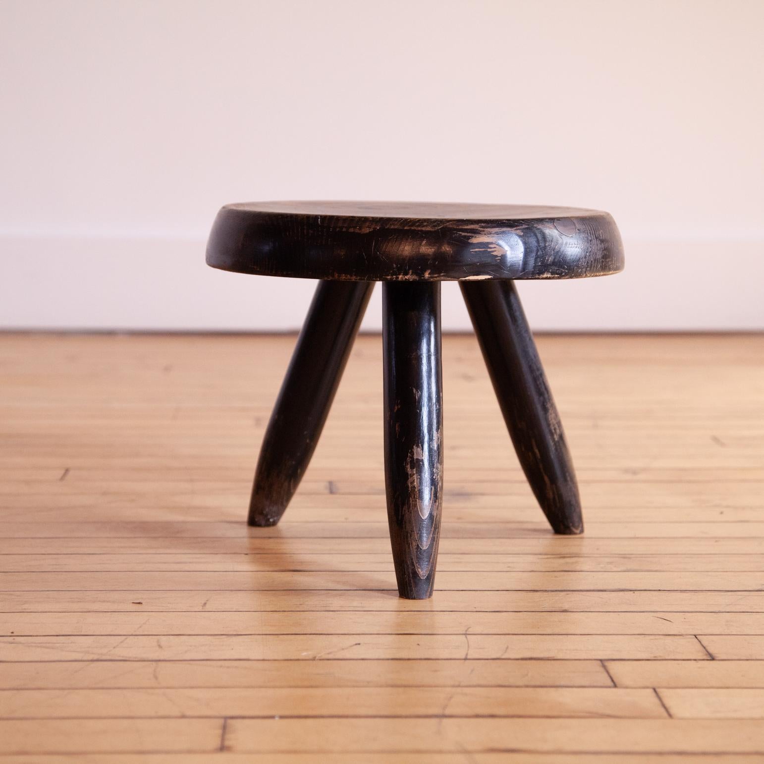 Un bello ejemplo del taburete Berger de Charlotte Perriand, su interpretación modernista del clásico taburete de madera trípode para ordeñar.

Uno de los mejores ejemplos de este taburete que jamás verás debido a su excepcional pátina. 

Estos