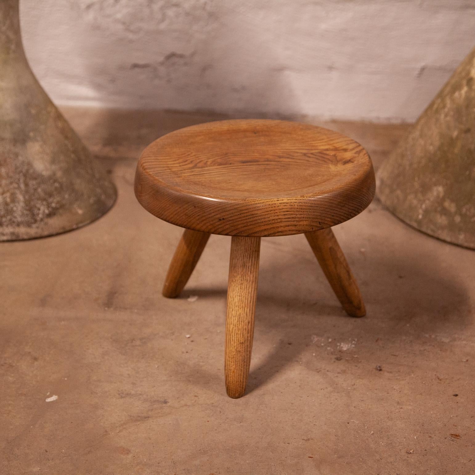 Un bello ejemplar del taburete Berger de Charlotte Perriand, su famosa interpretación modernista del clásico taburete de madera trípode para ordeñar.

Este taburete en concreto muestra una madera bellamente envejecida.

Estos sencillos y elegantes