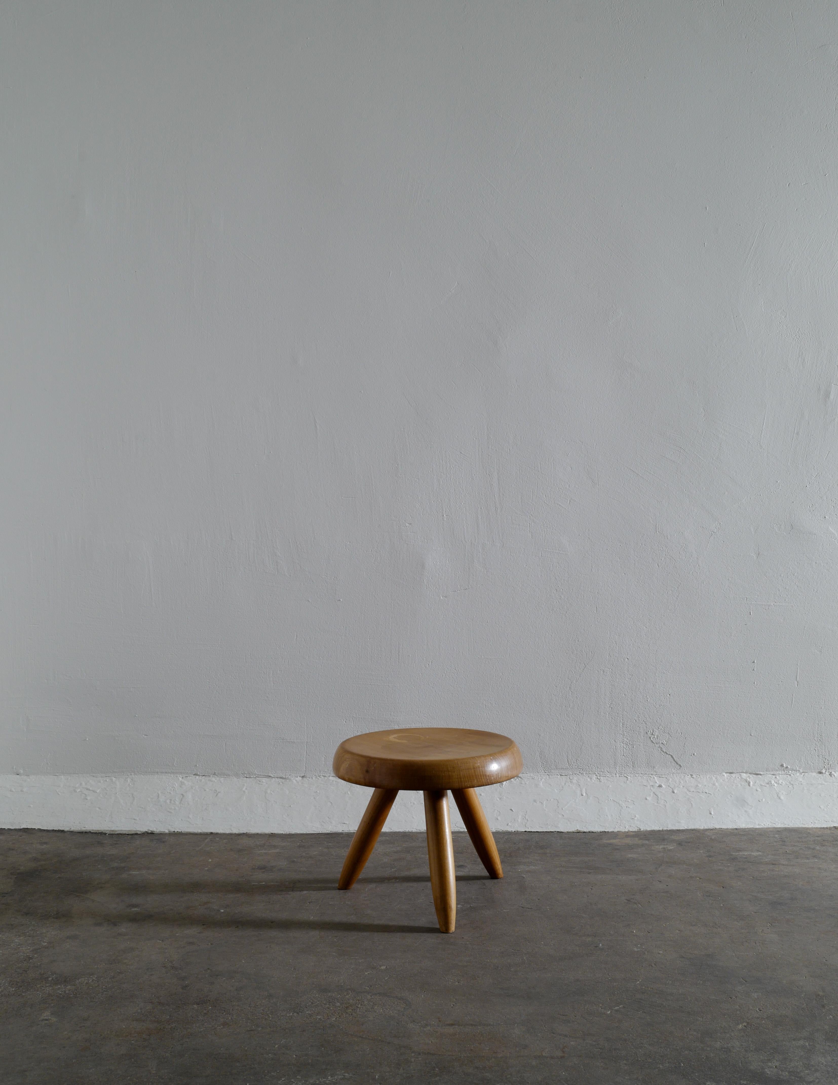 Rare and original berger stool / tabouret in ash designed by Charlotte Perriand and produced in the 1960s. In good vintage condition with signs from age and use. Dimensions: Height 27 cm diameter: 32 cm.