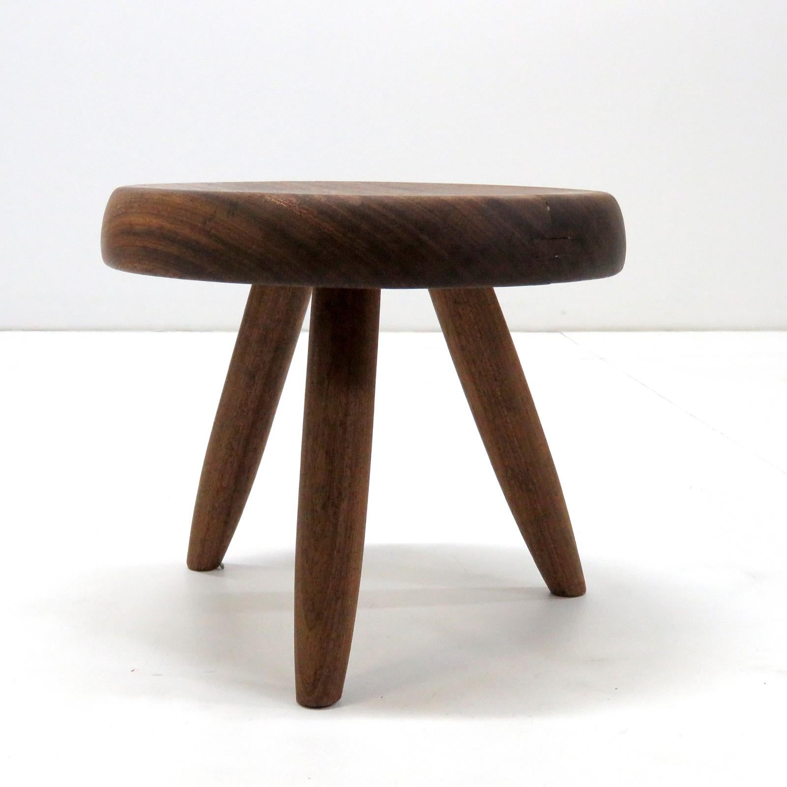 Merveilleux tabouret en bois 'Berger', dessiné par Charlotte Perriand, distribué par Steph Simon réalisé avec la connexion typique de Perriand sur sa base tripode.