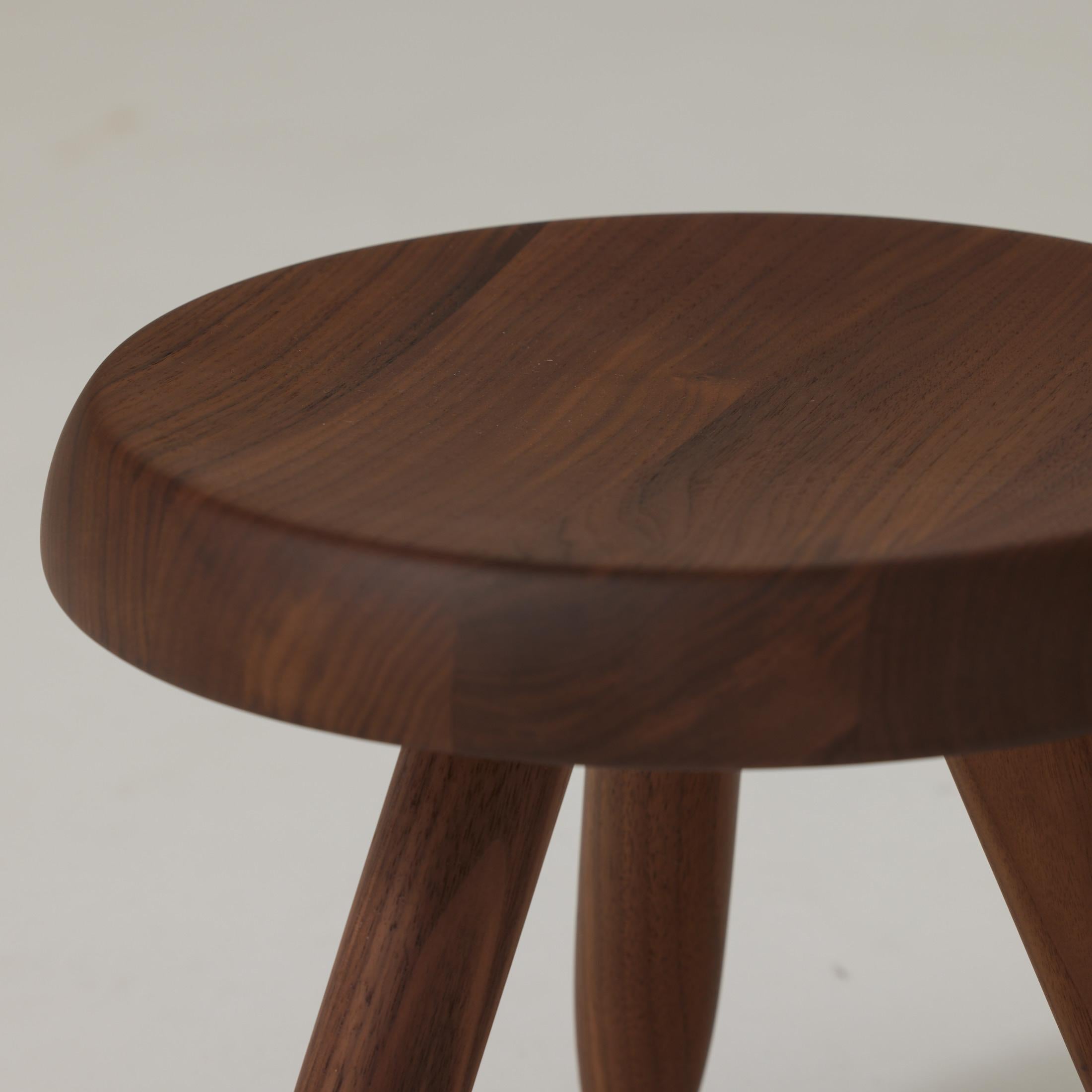 Charlotte Perriand Berger Hocker aus Nussbaumholz für Cassina im Angebot 4