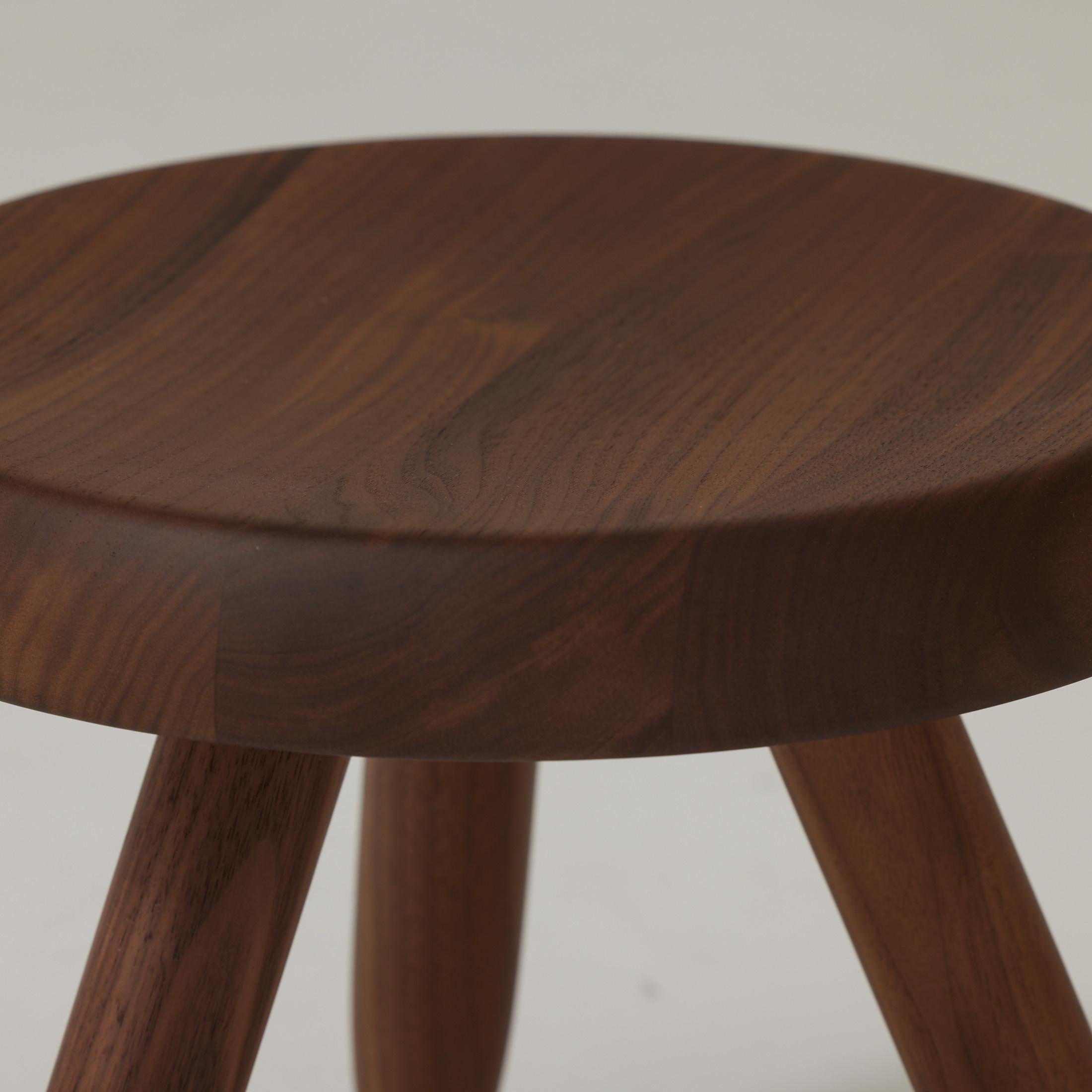 Charlotte Perriand Berger Hocker aus Nussbaumholz für Cassina im Angebot 5