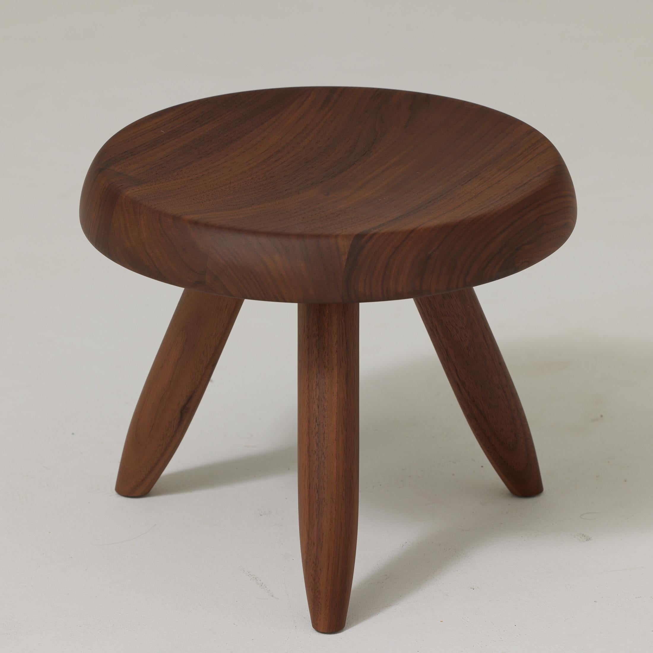 Charlotte Perriand Berger-Holzhocker für Cassina

Hocker Modell Berger, entworfen von Charlotte Perriand in den Jahren 1953-61. 
Neuauflage durch Cassina im Jahr 2011.
Hergestellt von Cassina in Italien.

Die Wiederverwendung einfacher Materialien