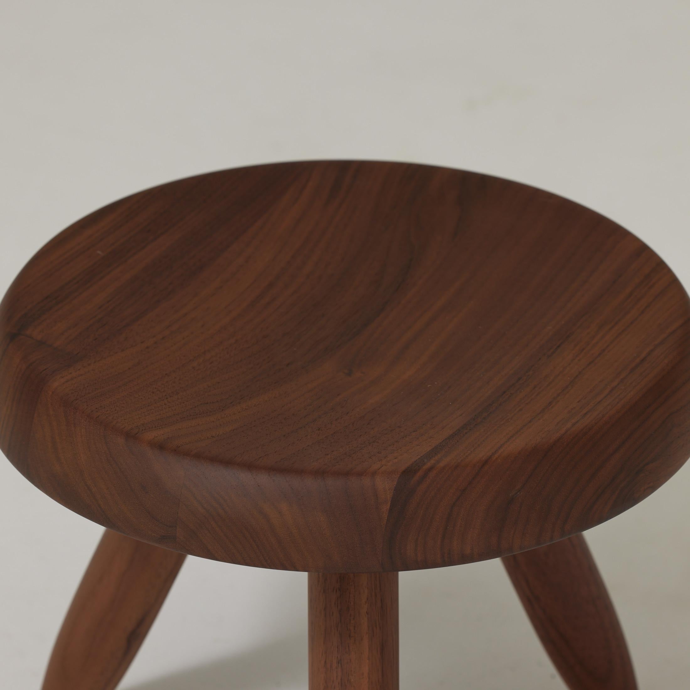 Charlotte Perriand Berger Hocker aus Nussbaumholz für Cassina (Moderne der Mitte des Jahrhunderts) im Angebot